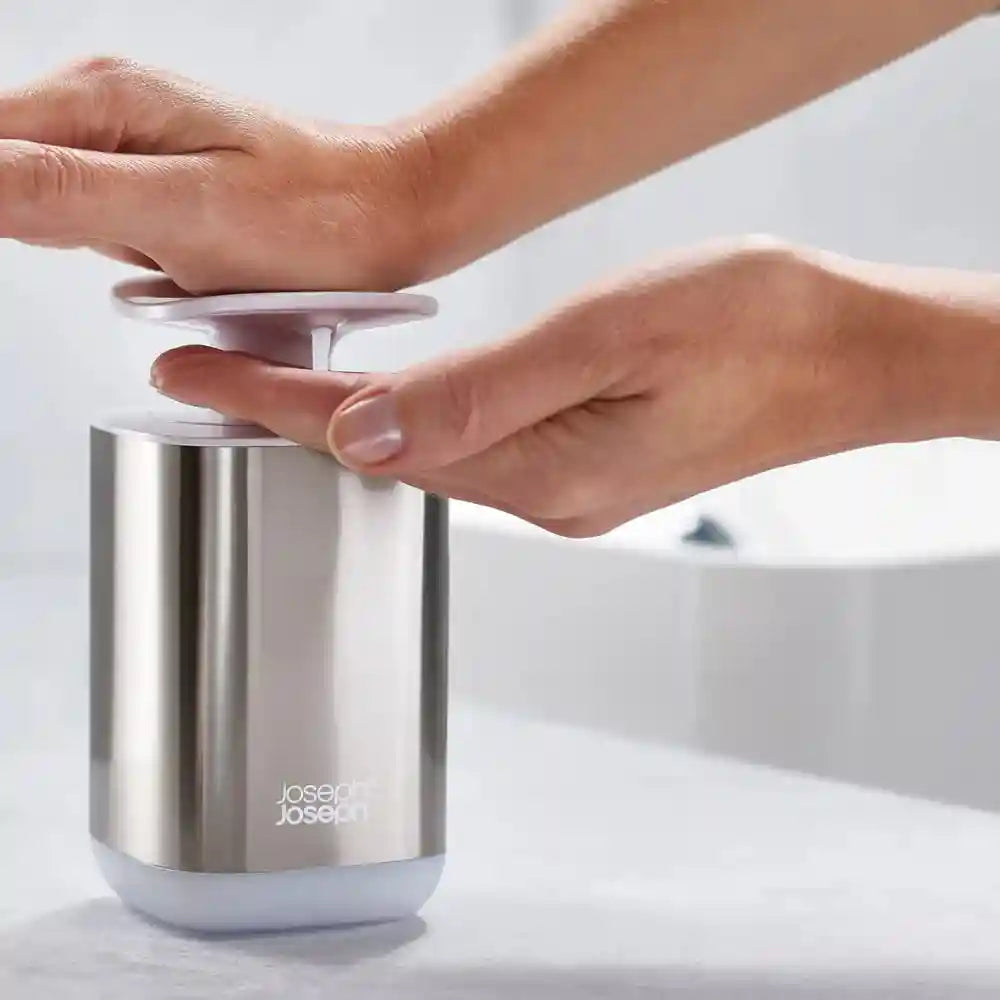 موزع صابون ستانلس ستيل بضغطة سهلة من جوزيف جوزيف – تصميم صحي وعملية دفع عريضة
