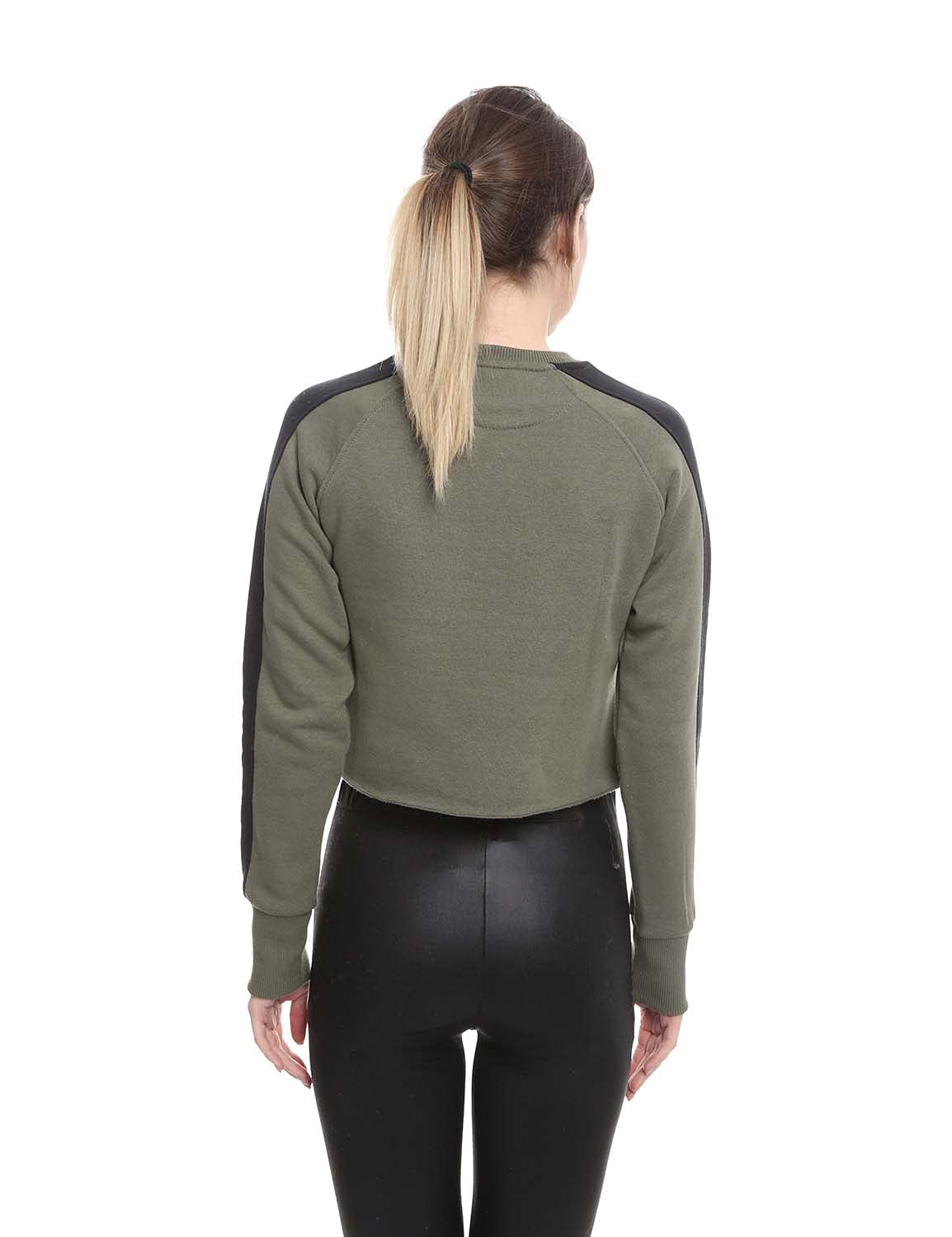 سويت شيرت من U Athleisure للنساء مما يجعل مظهرًا رياضيًا مريحًا يناسب اليومي