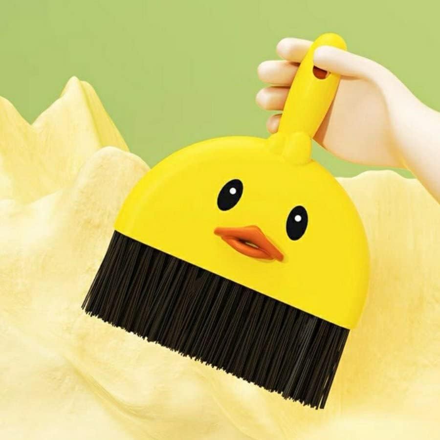 طقم مكنسة وجاروف صغير متعدد الاستخدامات – تصميم بطة صفراء لطيفة يجمع بين الشكل الجميل والوظيفة العملية لتنظيف الأسطح الصغيرة مثل الطاولات والمكاتب.