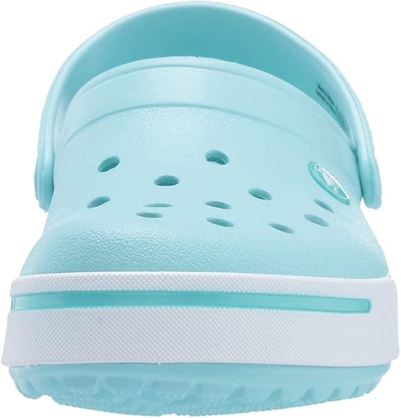 شبشب كروكس للرجال يجمع  بين الراحة والمتانة والأناقة. مصنوع من مادة كروسلايت™ الخفيفة التي توفر راحة فائقة وتوسيدًا مميزًا طوال اليوم