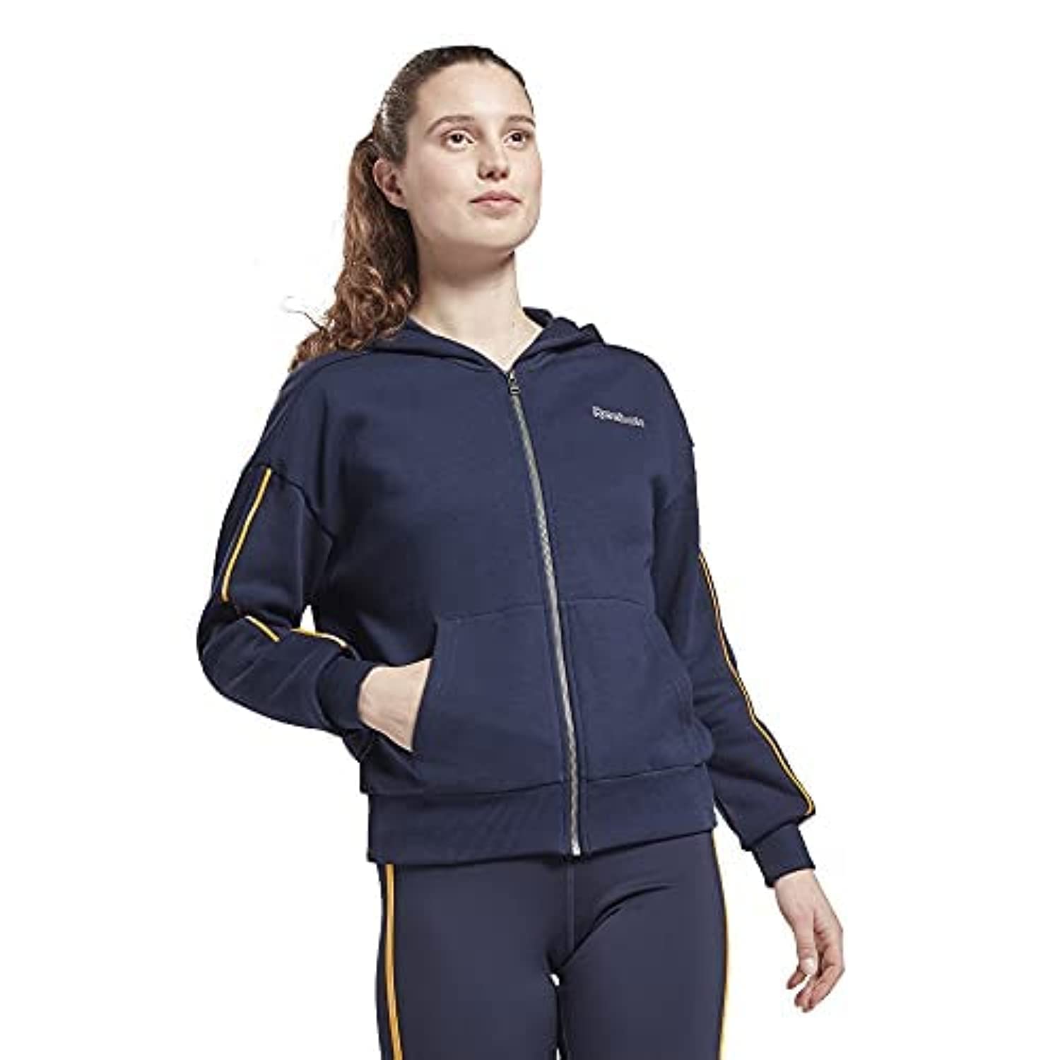 جاكيت من ريبوك للنساء بتصميم يوفر الراحة والدفء والمظهر الرياضي العصري. مصنوعة من خامات عالية الجودة 