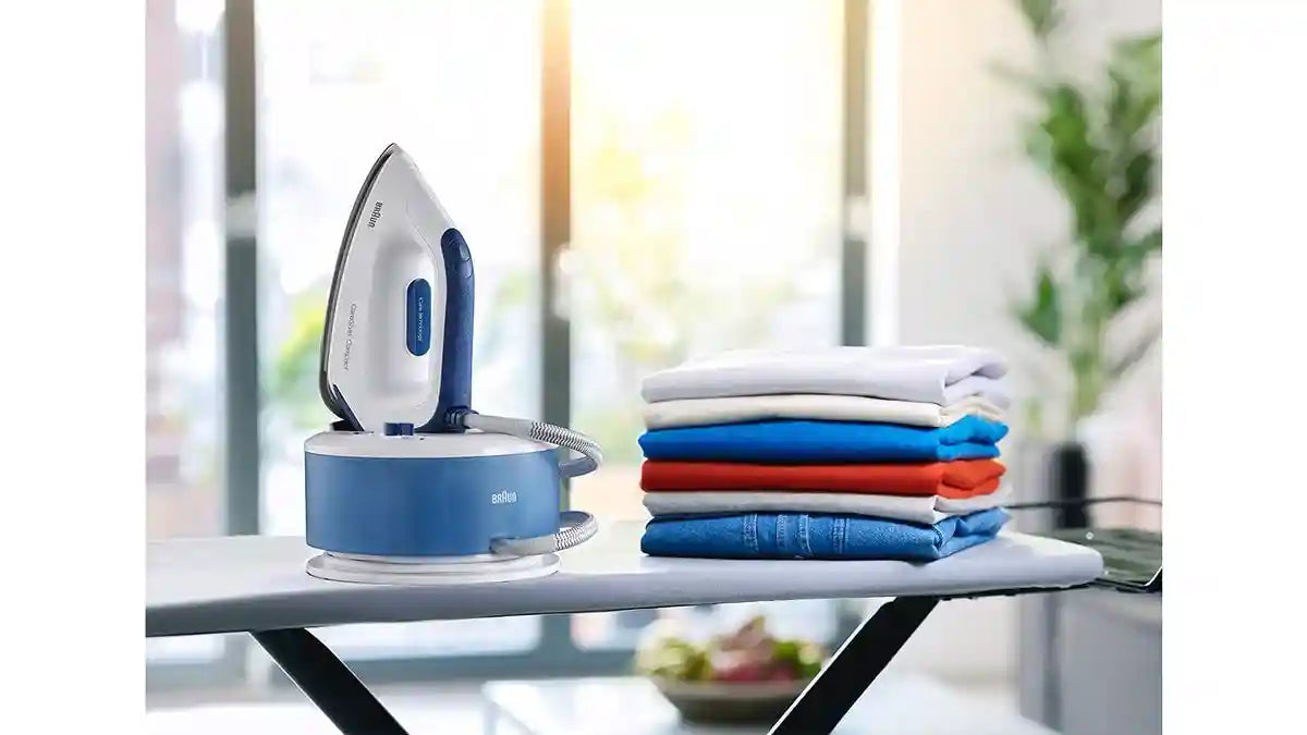 مولد بخار براون IS2143BL مزود بمكواة فري غلايد ثلاثية الأبعاد لتسهيل الكي على جميع أنواع الأقمشة. يتميز بضغط بخار 5.5 بار وخزان ماء كبير بسعة 1.5 لتر لتوفير بخار مستمر وقوي يسرّع عملية الكي. – Safqqa Egypt