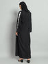عباية مع حجاب من Styleville.in للنساء هي طقم أنيق ومحتشم مصمم للاستخدام اليومي أو للمناسبات الخاصة. مصنوع من قماش ناعم
