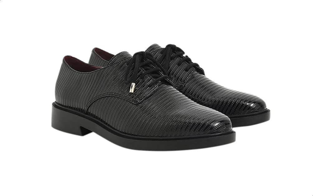 أحذية تشارلز آند كيث للنساء بين الأناقة والراحة، بتصميم عصري يناسب الإطلالات اليومية والرسمية على حد سواء. صُنعت من مواد عالية الجودة لضمان المتانة والملاءمة المثالية للقدم