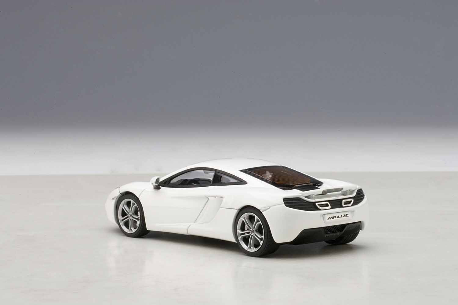 سيارة أوتوآرت المصغّرة موديل 2011 رقم 56009 بمقياس 1:43 هي قطعة فاخرة لهواة جمع المجسمات والسيارات الكلاسيكية. تتميز بتفاصيل دقيقة للغاية تعكس التصميم الحقيقي للمركبة من الداخل والخارج-دامج بوكس