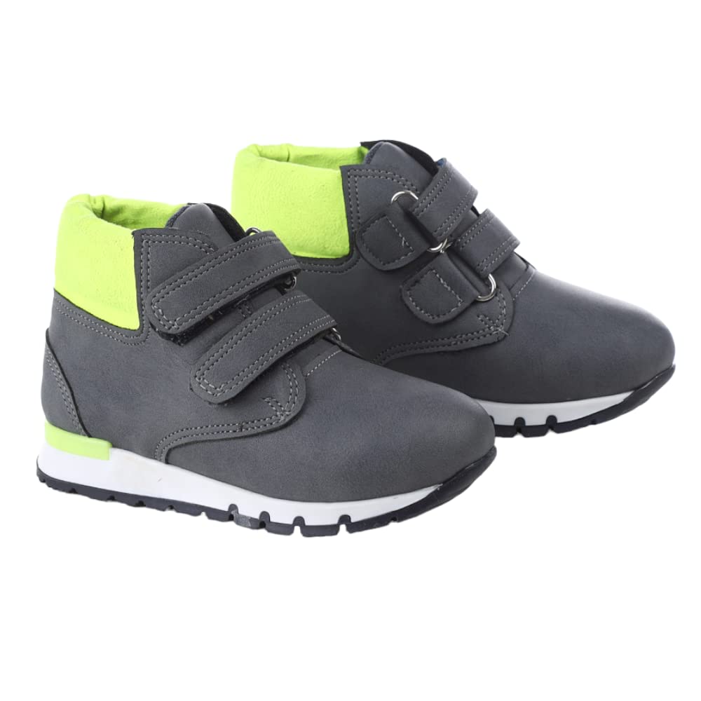 حذاء أولادي من هاوسا كيدز مصمم لتوفير الدفء والراحة والمتانة للاستخدام اليومي. مصنوع من خامات قوية تمنح الطفل ارتداءً مريحاً مع دعم جيد وحماية للقدم أثناء الأنشطة اليومية