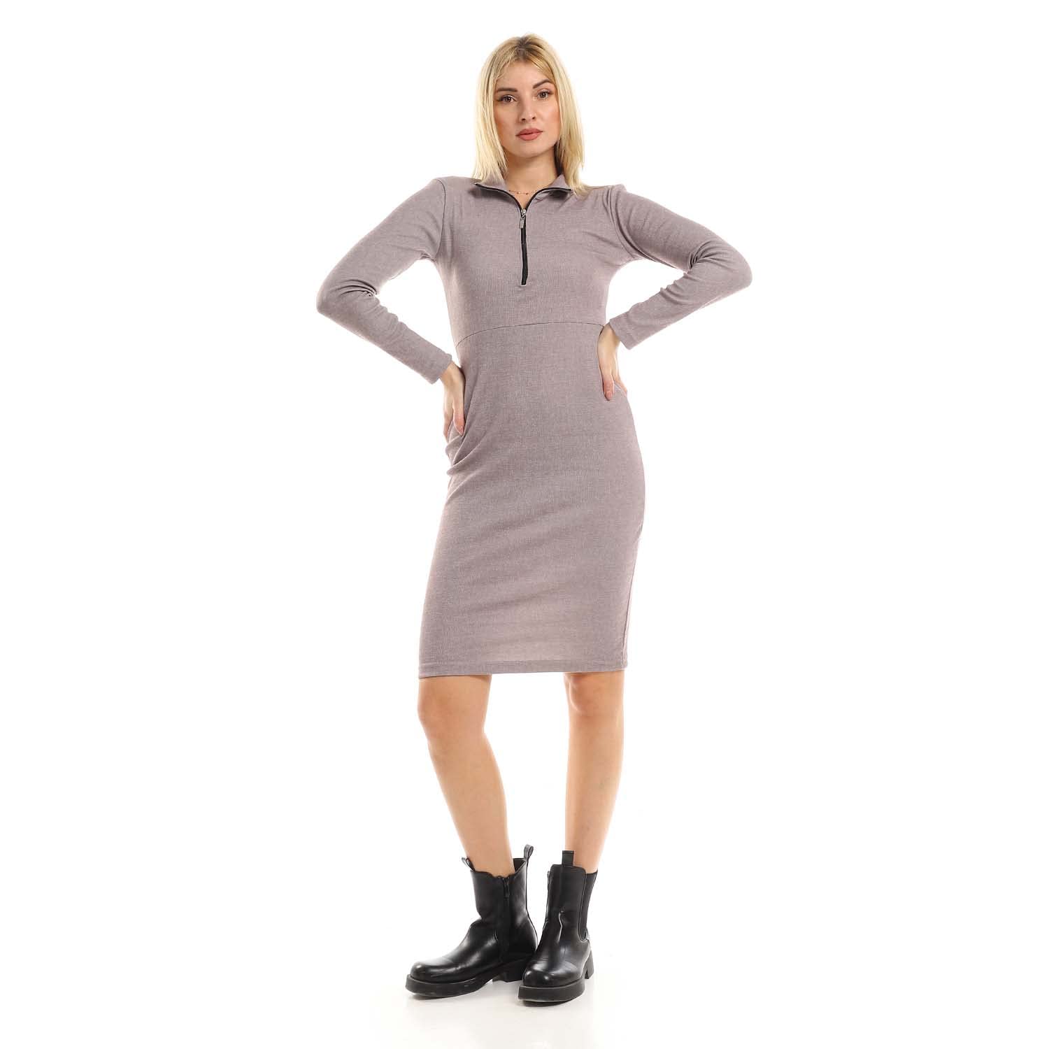 فستان من أندورا  للنساء يجمع بين الأناقة والراحة مع تصميم عصري وأنثوي يناسب مختلف الإطلالات. مصنوع من خامة ناعمة