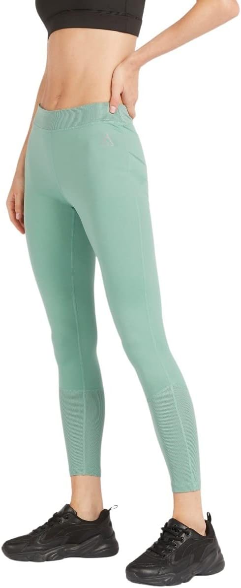 ليجنز سبلاش للنساء لليوغا يوفر أقصى درجات الراحة والمرونة أثناء التمرين. مصنوع من قماش مرن وقابل للتنفس