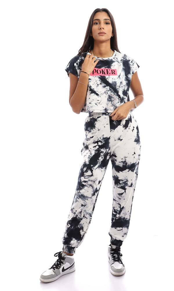 تيشيرت Ravin القصير والمطبوع للنساء يجمع بين الراحة اليومية والمظهر العصري الأنيق. مصنوع من قماش ناعم وقابل للتنفس لضمان الراحة طوال اليوم.  – Safqqa Egypt