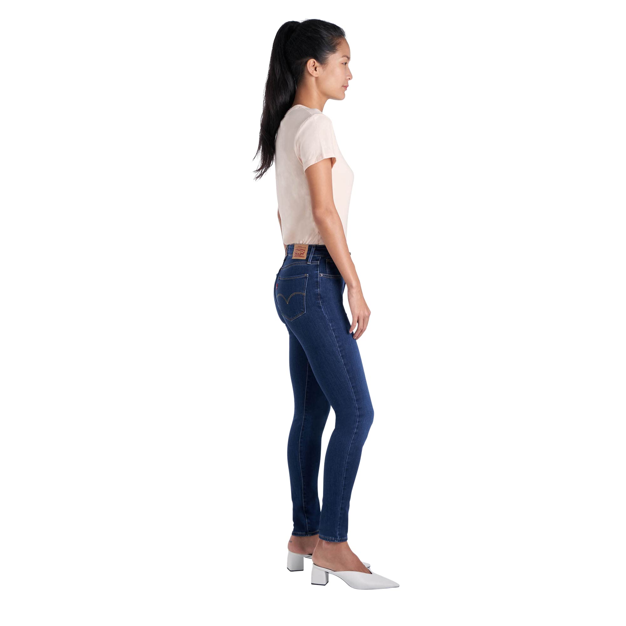  بنطال جينز ضيق من Levi’s للنساء مزيج مثالي من الأناقة الكلاسيكية والتصميم العصري الضيق