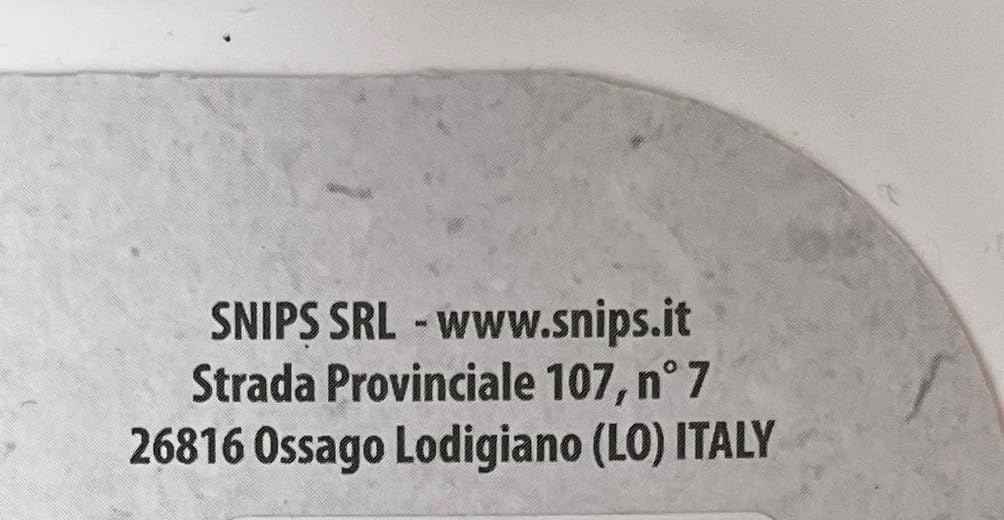 سلة تنظيم تحت الحوض من سنِبس باللون الأبيض مع عجلات هي حل عملي لتوفير المساحة والحفاظ على ترتيب المطبخ أو الحمام. صُنعت في إيطاليا من خامات متينة وعالية الجودة، وتتميز بعجلات سلسة لتسهيل تحريكها