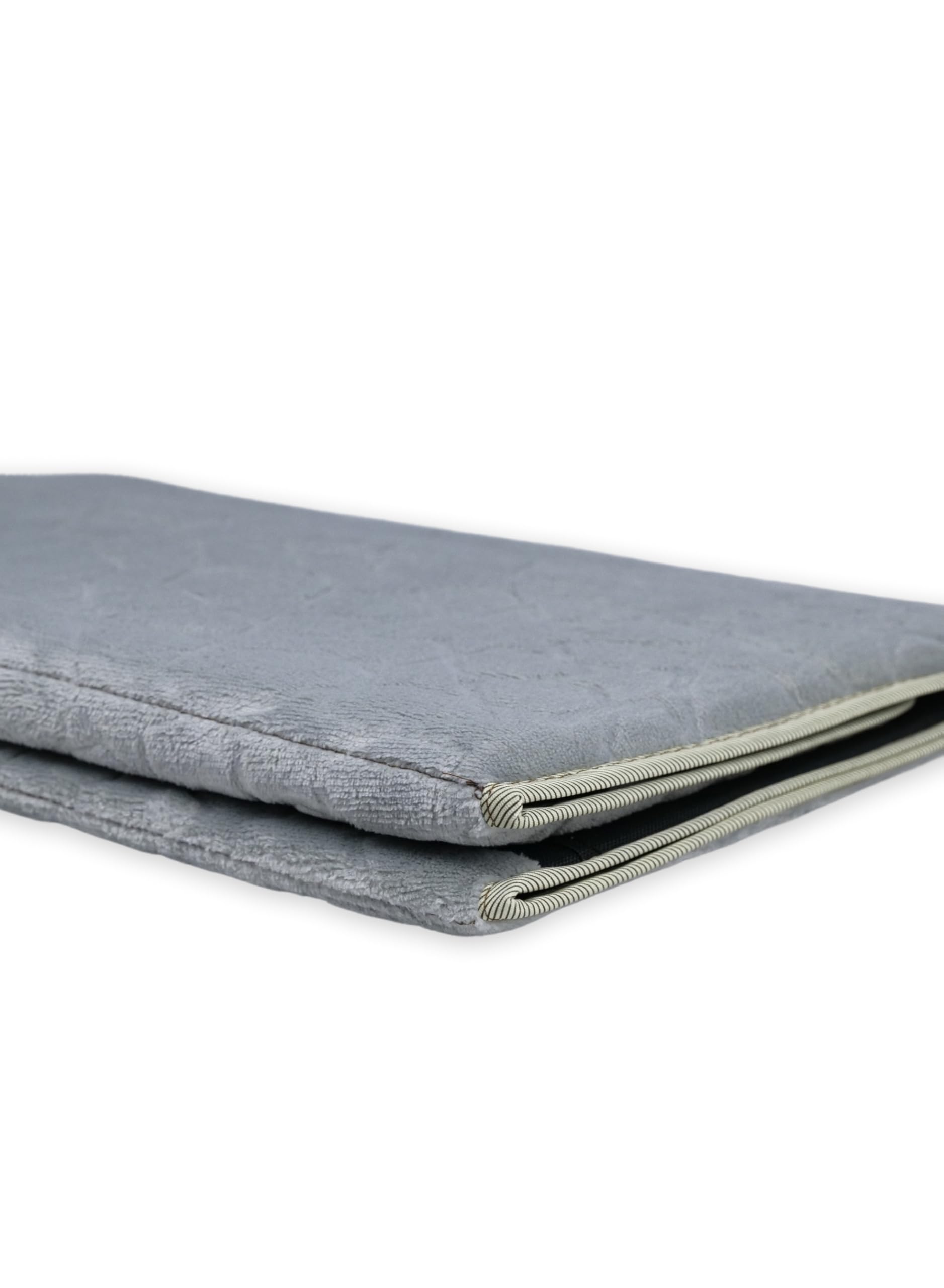 سجادة صلاة قابلة للطي من هوم دويل مزودة بمسند ظهر قابل للإمالة بزاوية ١١٥° لتوفير وضعيات صلاة مريحة وداعمة. تم تصميمها بطريقة مريحة للجسم، مع وسادة للركبة لدعم أفضل وتخفيف الضغط أثناء الصلاة الطويلة.