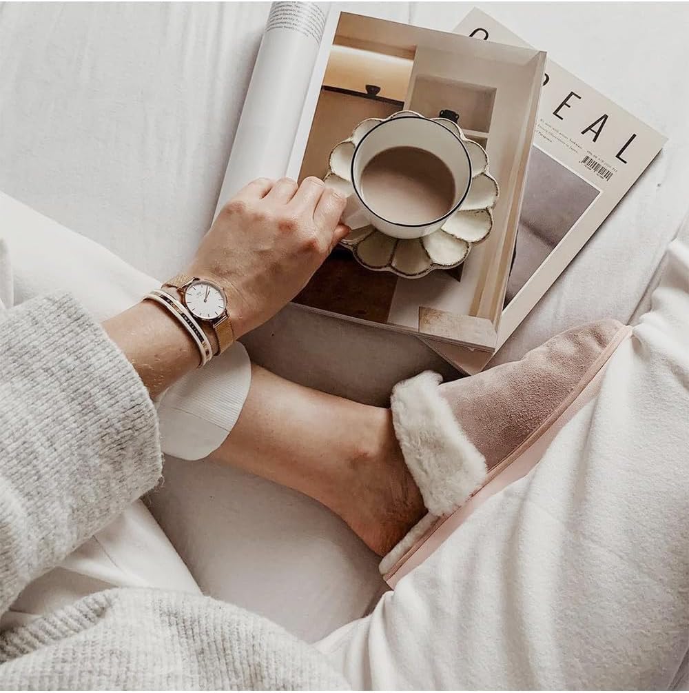  سوار دانيال ولينغتون كلاسيك للنساء الأناقة الخالدة والتصميم البسيط الراقي. صُنع من فولاذ مقاوم للصدأ عالي الجودة بلمسة نهائية لامعة تضفي مظهراً أنيقاً ومميزاً على أي إطلالة