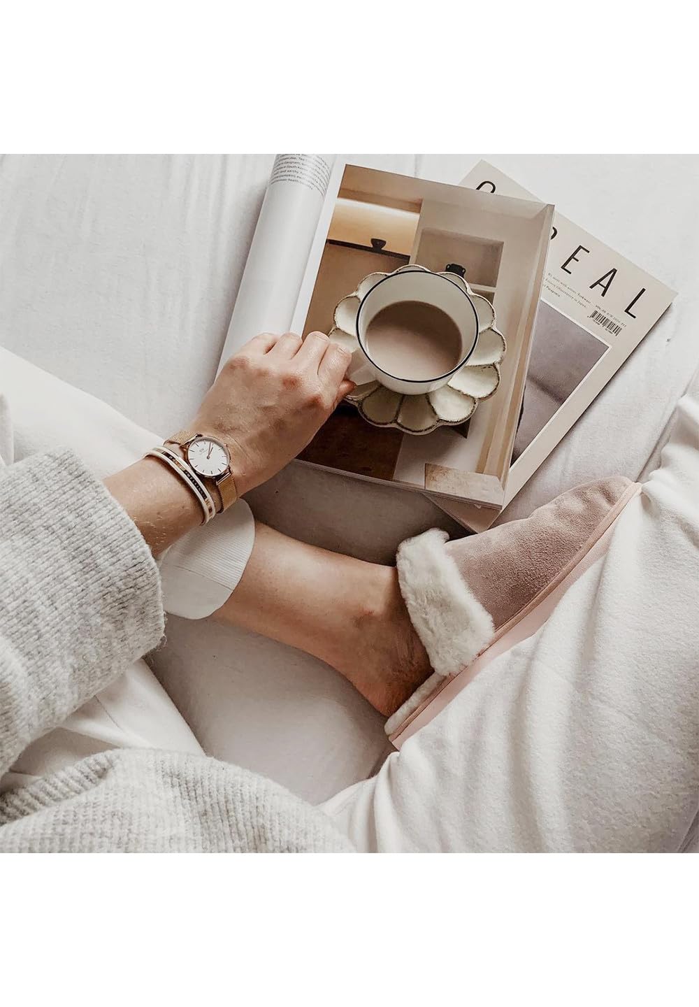  سوار دانيال ولينغتون كلاسيك للنساء الأناقة الخالدة والتصميم البسيط الراقي. صُنع من فولاذ مقاوم للصدأ عالي الجودة بلمسة نهائية لامعة تضفي مظهراً أنيقاً ومميزاً على أي إطلالة