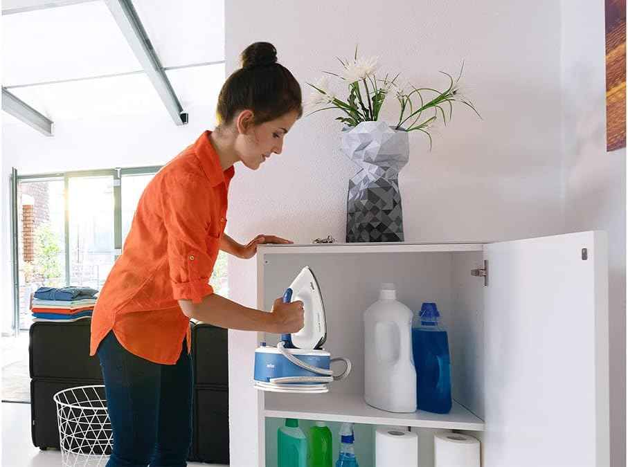 مولد بخار براون IS2143BL مزود بمكواة فري غلايد ثلاثية الأبعاد لتسهيل الكي على جميع أنواع الأقمشة. يتميز بضغط بخار 5.5 بار وخزان ماء كبير بسعة 1.5 لتر لتوفير بخار مستمر وقوي يسرّع عملية الكي. – Safqqa Egypt