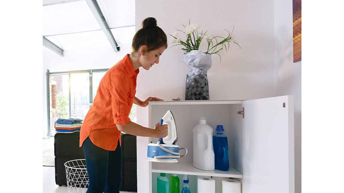 مولد بخار براون IS2143BL مزود بمكواة فري غلايد ثلاثية الأبعاد لتسهيل الكي على جميع أنواع الأقمشة. يتميز بضغط بخار 5.5 بار وخزان ماء كبير بسعة 1.5 لتر لتوفير بخار مستمر وقوي يسرّع عملية الكي. – Safqqa Egypt