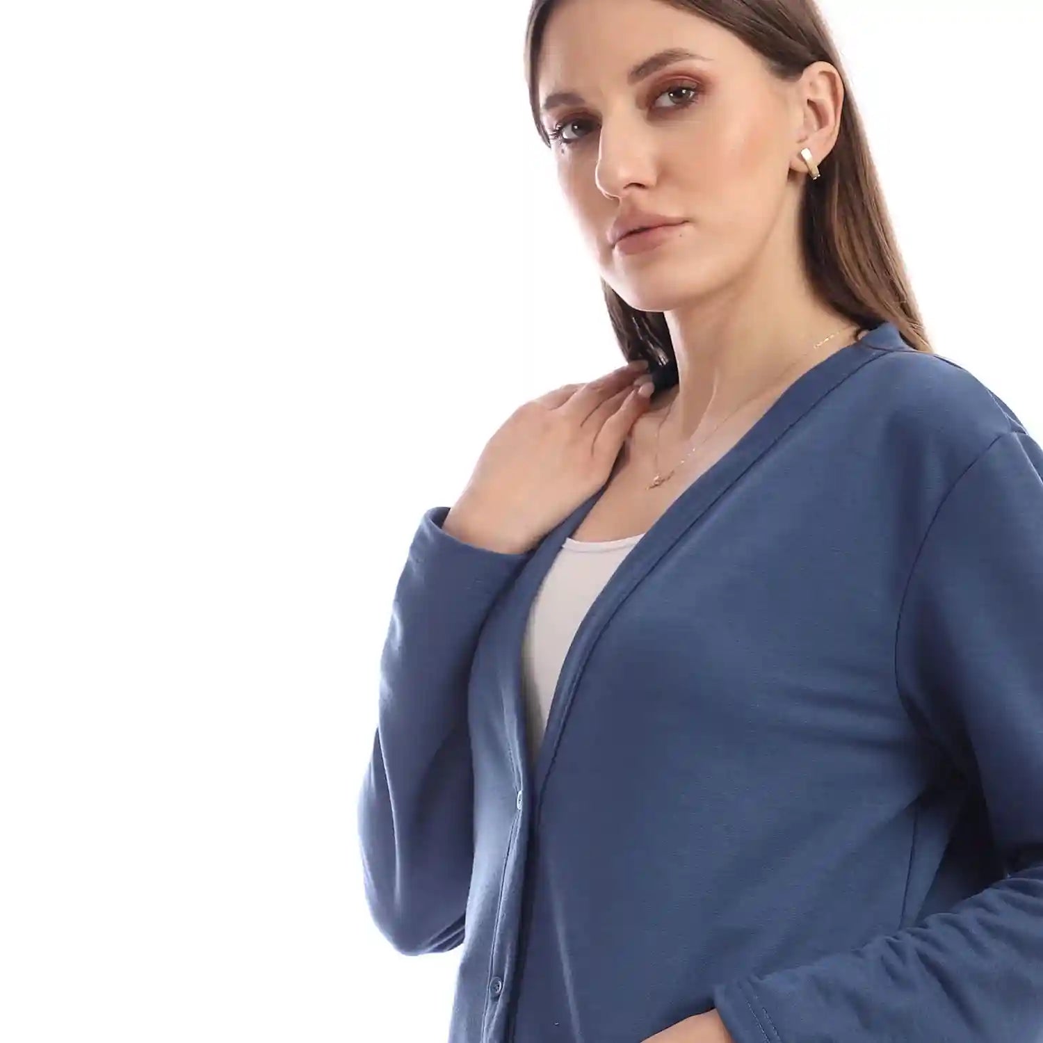 كارديجان جميلا بأكمام طويلة وأزرار يجمع بين الراحة والأناقة الكلاسيكية. مصنوع من قماش ناعم وعالي الجودة، يحافظ على الدفء ويضيف لمسة من الأناقة لأي إطلالة. 