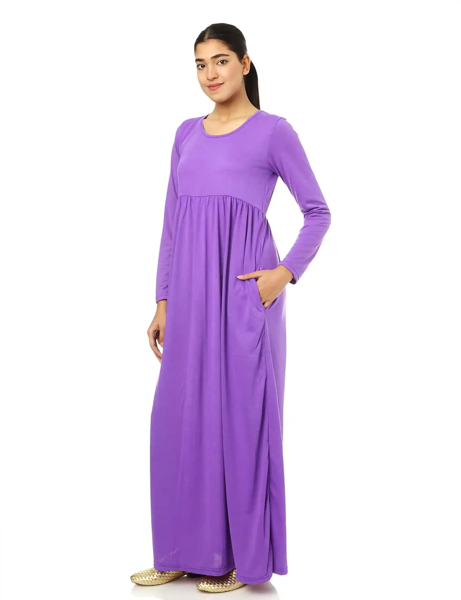 فستان نسائي بأكمام طويلة وياقة دائرية من JAMILA يجمع بين الأناقة والراحة والتنوع. مثالي للطلعات الكاجوال، العمل،