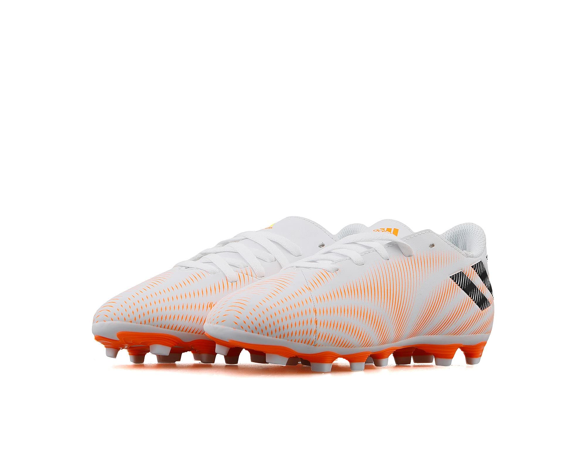 أحذية أديداس لكرة القدم للأولاد مصممة لعشاق اللعبة الصغار الذين يسعون للأداء والراحة يمنح تحكمًا أفضل بالكرة، ونعل مطاطي متين يوفر ثباتًا ممتازًا على العشب الطبيعي أو الصناعي.