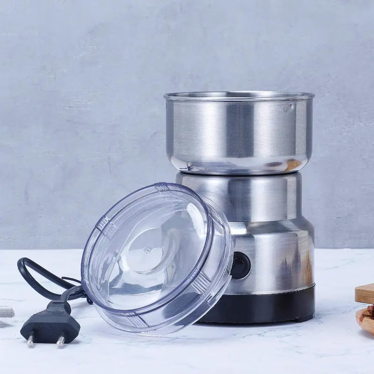 مطحنة القهوة والتوابل الكهربائية من جينيريك. تأتي مزودة بمحرك قوي ووعاء من الفولاذ المقاوم للصدأ لطحن حبوب القهوة والمكسرات والتوابل والأعشاب والحبوب بسرعة وسهولة.