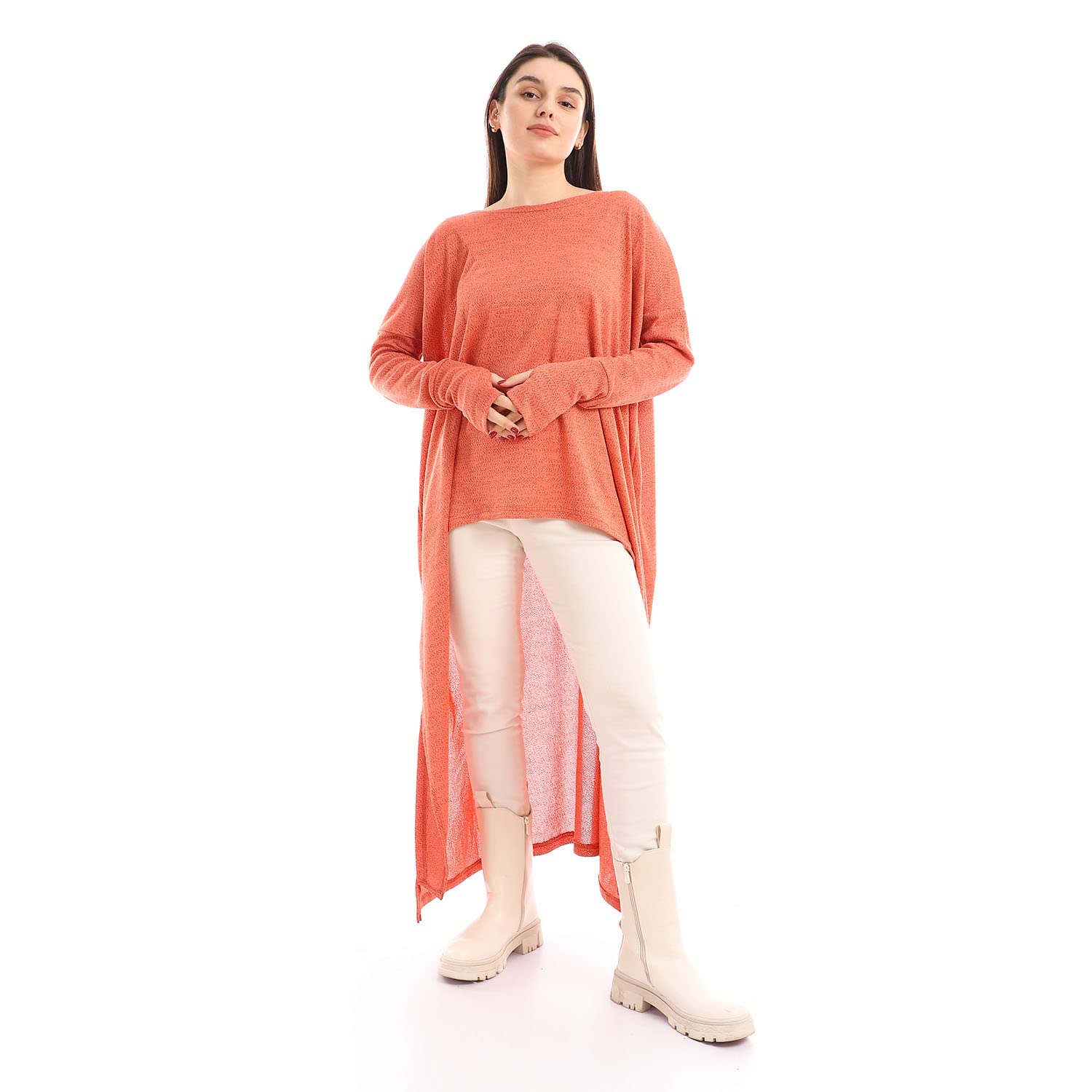  جَميلة بلوزة بتصميم هاي-لو وياقة قارب للنساء، تجمع بين الأناقة والعصرية في تصميم واحد.