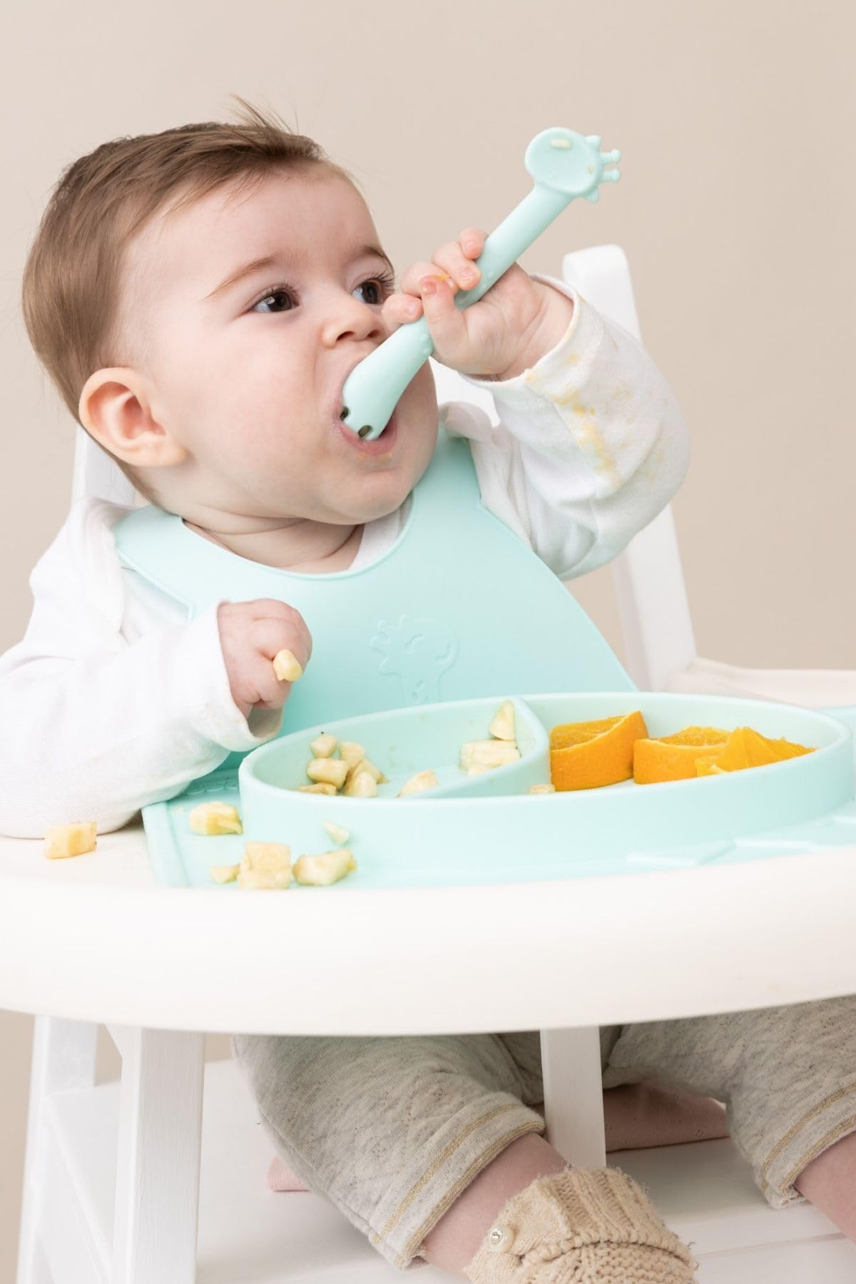 طقم Wee Baby Prime (مريلة سيليكون + ملعقة وشوكة سيليكون مزدوجة الجهة) هو الرفيق المثالي لوقت إطعام طفلك. مصنوع بالكامل من سيليكون آمن للطعام وعالي الجودة