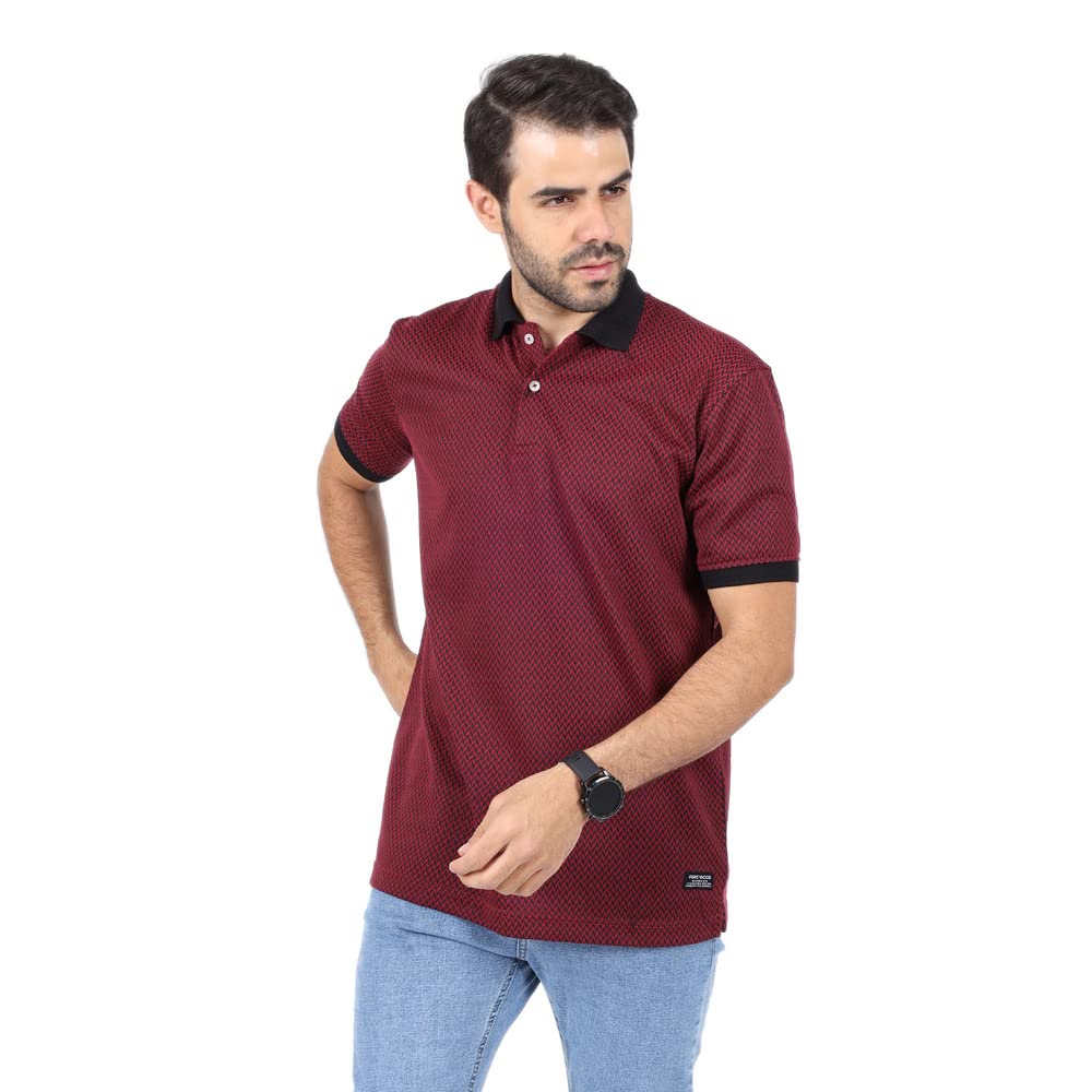 بولو FIRE WOOD المطبوع بالكامل بنقشة الزجزاج للرجال يضيف لمسة عصرية ومميزة على التصميم الكلاسيكي للبولو. يتميز بطباعة جريئة تغطي القميص بالكامل،