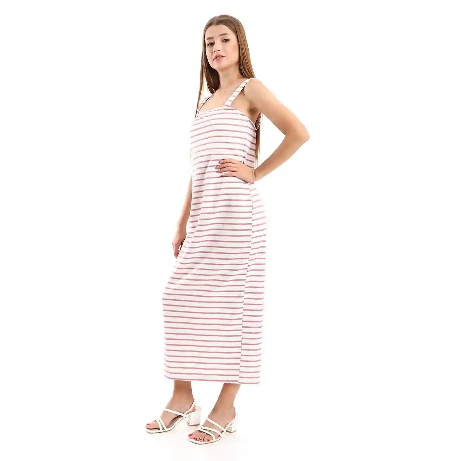 فستان جميلا مخطط للنساء بدون أكمام مع فتحة جانبية يجمع بين الراحة والأناقة. مصنوع من قماش ناعم وقابل للتنفس