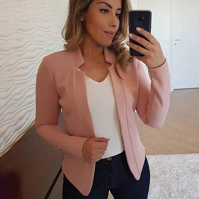 بليزر نسائي بأكمام طويلة من ماركة كولولورا لون أبيض يمنح إطلالة أنيقة