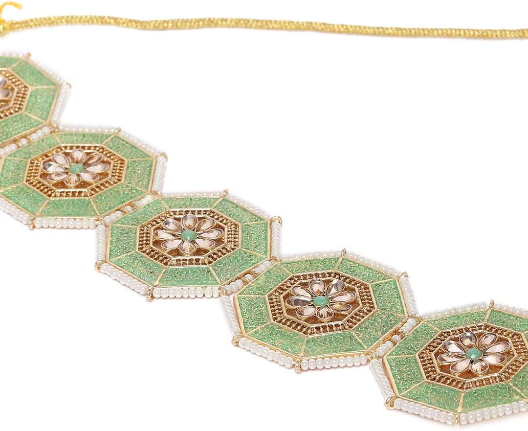 طقم قلادة قصيرة من زاڤيري بيرلز باللون الأخضر الباستيل ومزين بتقنية المينا، يشمل عقداً قصيراً، أقراطاً متناسقة، وتيكا للرأس، مصمم لإضفاء لمسة تقليدية وأنيقة على أي إطلالة – Safqqa Egypt
