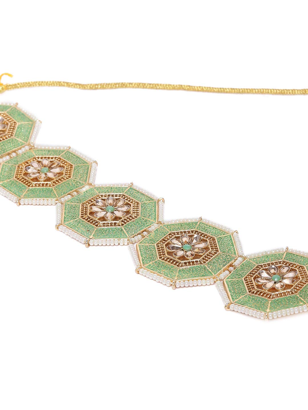 طقم قلادة قصيرة من زاڤيري بيرلز باللون الأخضر الباستيل ومزين بتقنية المينا، يشمل عقداً قصيراً، أقراطاً متناسقة، وتيكا للرأس، مصمم لإضفاء لمسة تقليدية وأنيقة على أي إطلالة – Safqqa Egypt