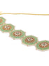 طقم قلادة قصيرة من زاڤيري بيرلز باللون الأخضر الباستيل ومزين بتقنية المينا، يشمل عقداً قصيراً، أقراطاً متناسقة، وتيكا للرأس، مصمم لإضفاء لمسة تقليدية وأنيقة على أي إطلالة