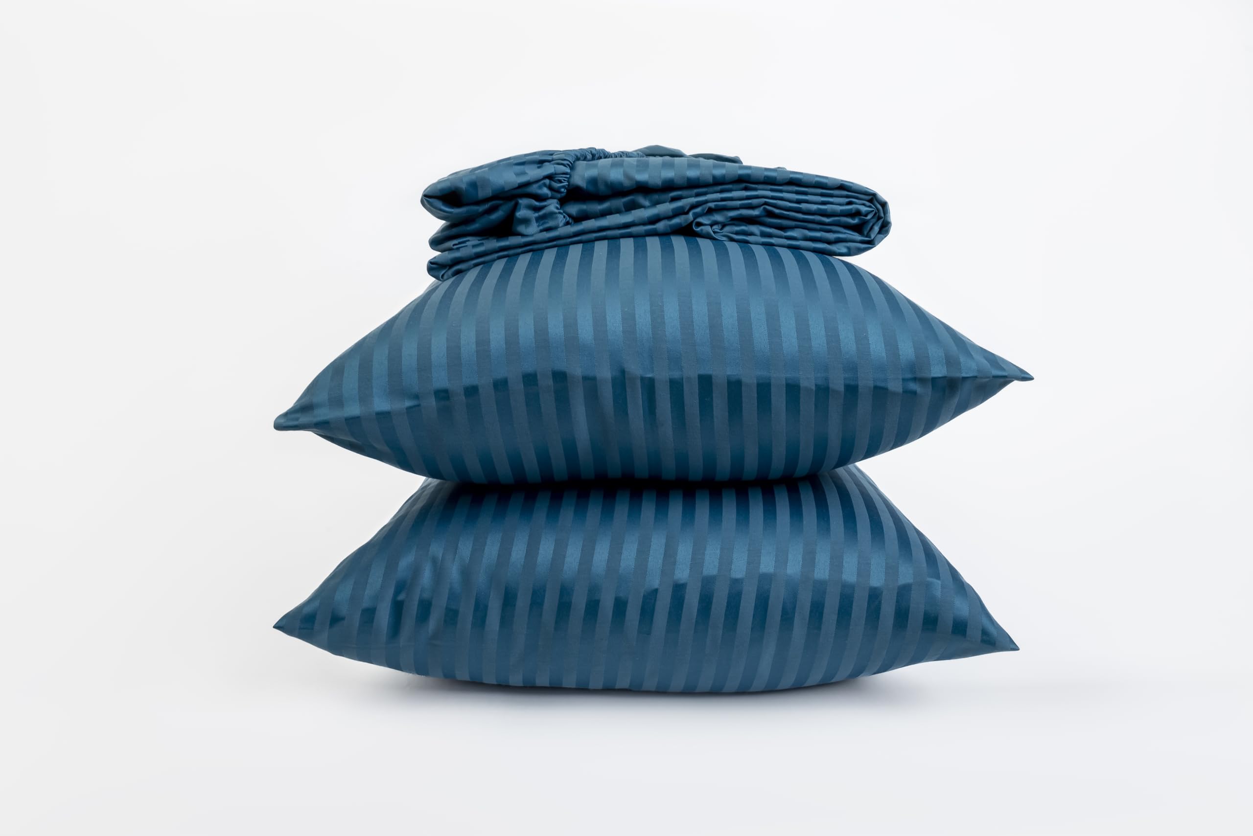 طقم ملاية سرير مخططة بأستك من Home Of Linen يجمع بين الأناقة والراحة والمتانة لتجربة نوم فاخرة
