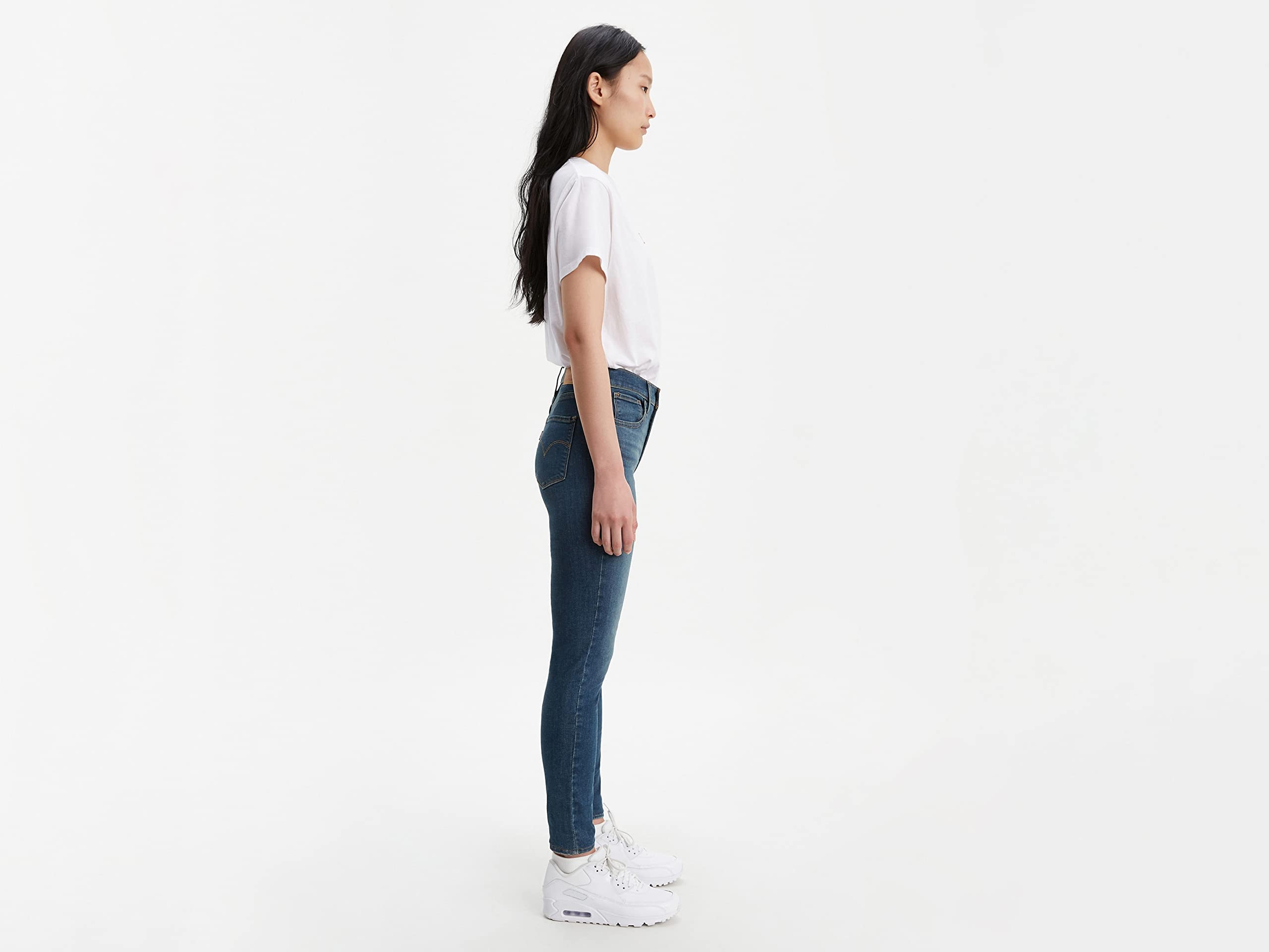 بنطال جينز للنساء من ليفايس يجمع بين الأناقة الكلاسيكية والجودة العالية والراحة الفائقة. مصنوع من قماش الدنيم المتين والمميز الذي يوفر مزيجًا مثاليًا من الصلابة والمرونة، مما يمنحك مظهرًا أنيقًا ومريحًا يناسب جميع أشكال الجسم. 