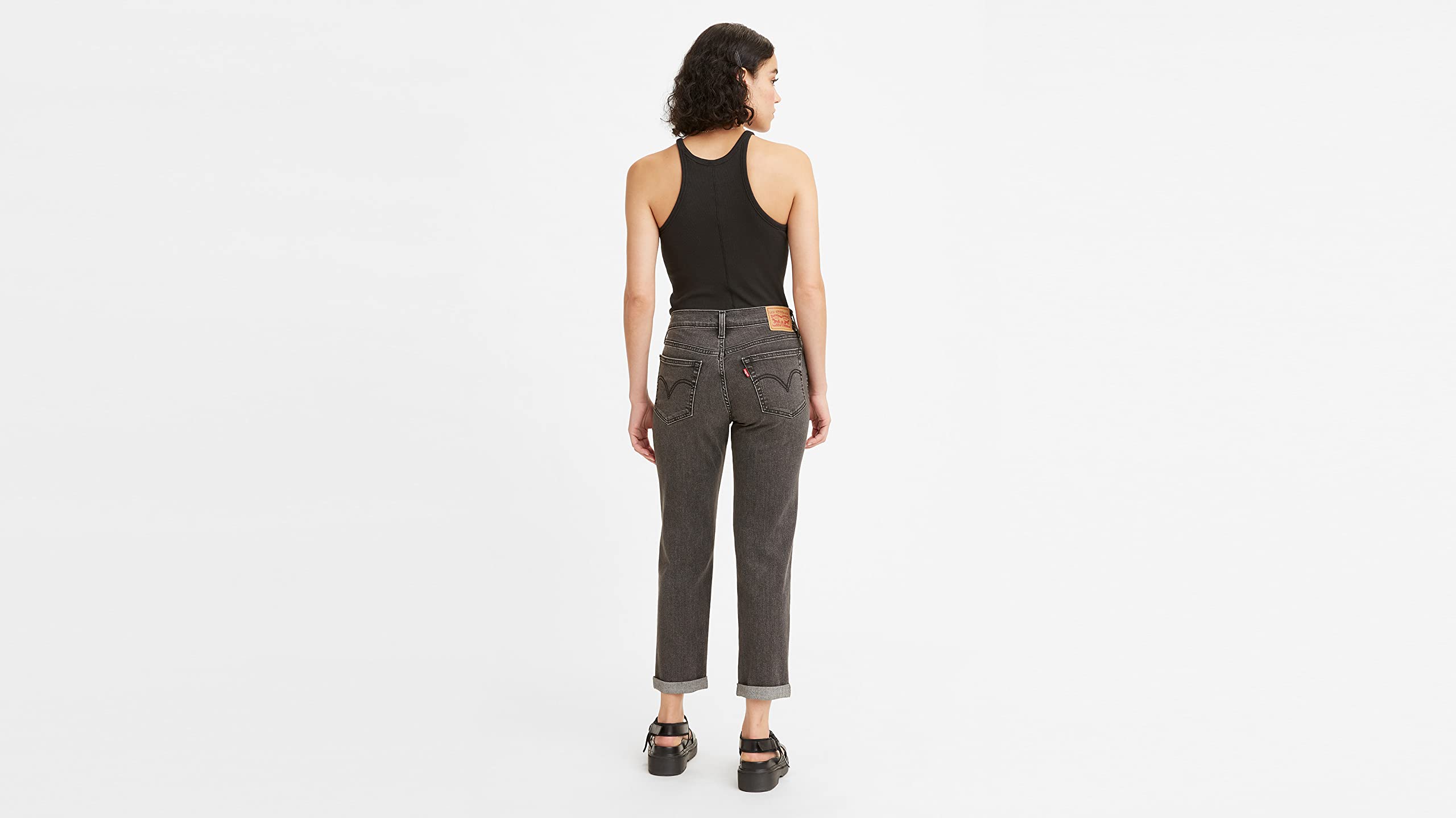 بنطال جينز للنساء من ليفايس يجمع بين الأناقة الكلاسيكية والجودة العالية والراحة الفائقة. مصنوع من قماش الدنيم المتين والمميز الذي يوفر مزيجًا مثاليًا من الصلابة والمرونة