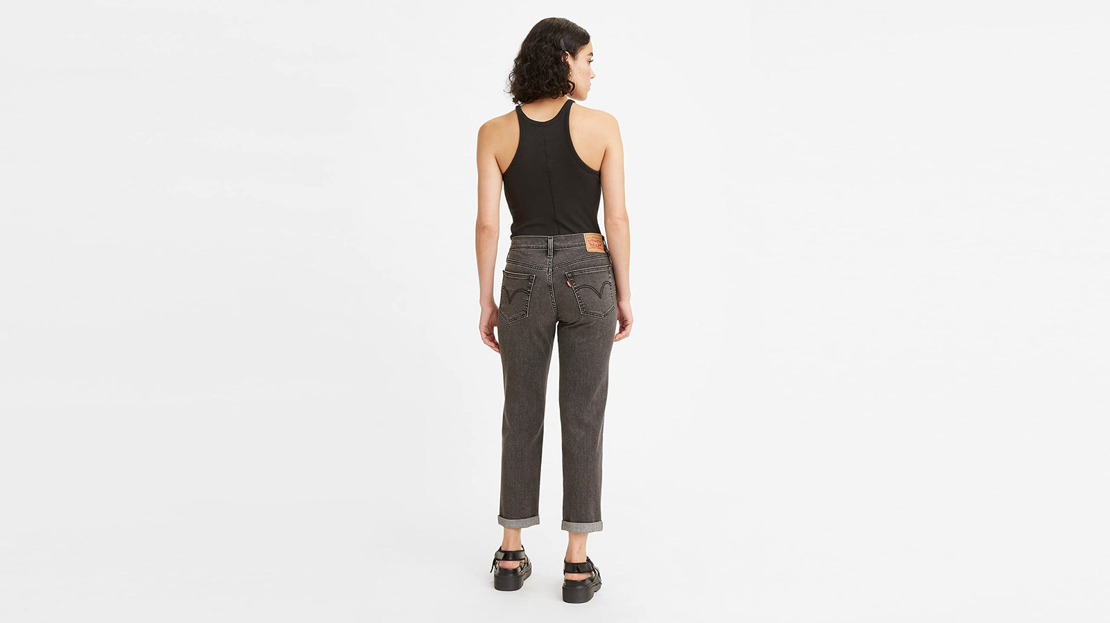 بنطال جينز للنساء من ليفايس يجمع بين الأناقة الكلاسيكية والجودة العالية والراحة الفائقة. مصنوع من قماش الدنيم المتين والمميز الذي يوفر مزيجًا مثاليًا من الصلابة والمرونة