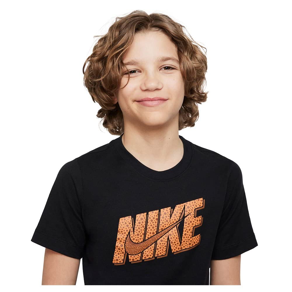 تقدم تيشيرتات Nike للأولاد راحة عالية وتصميماً رياضياً أنيقاً مع جودة ممتازة للاستخدام اليومي. مصنوعة من خامة ناعمة وقابلة للتهوية لتحافظ على انتعاش الطفل أثناء اللعب أو التمارين أو الخروج