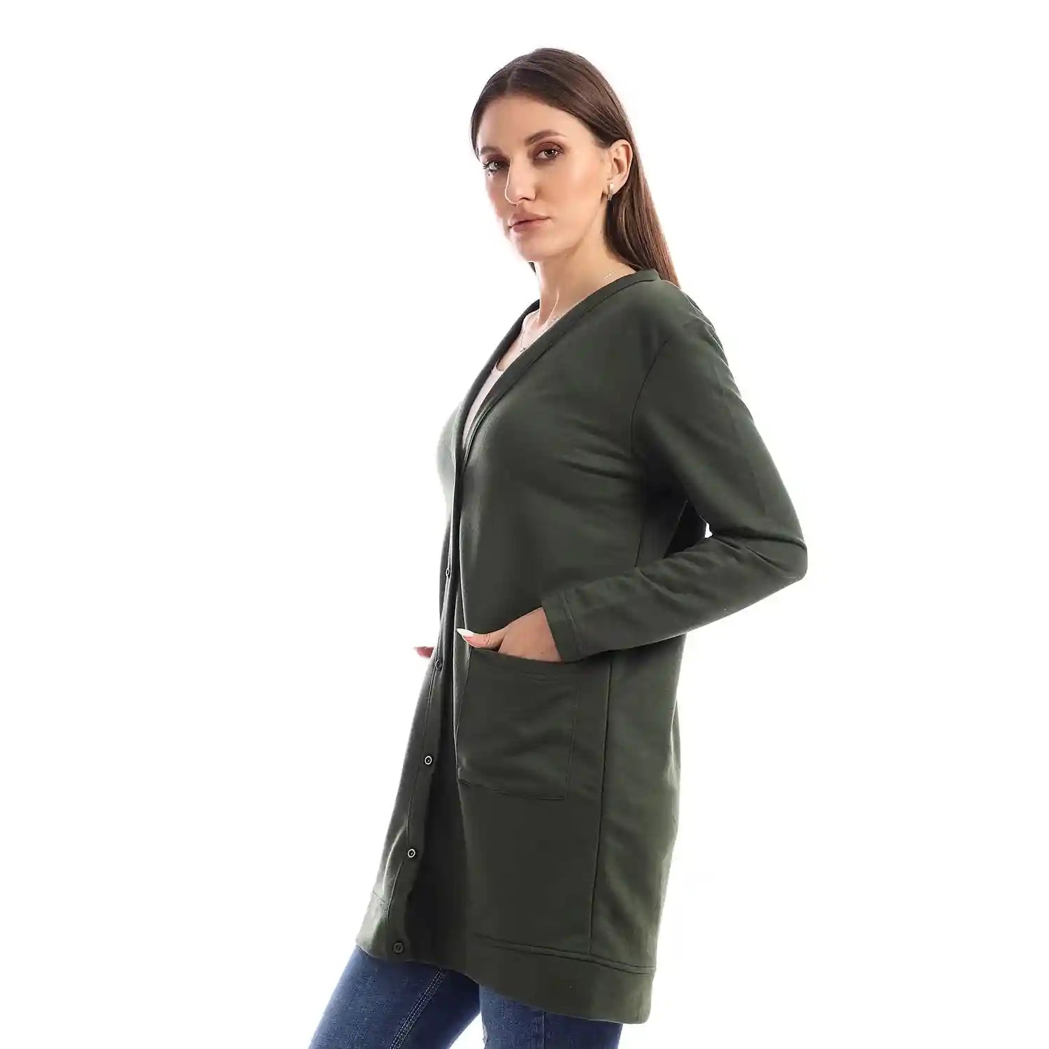 كارديجان جميلا بأكمام طويلة وأزرار يجمع بين الراحة والأناقة الكلاسيكية. مصنوع من قماش ناعم وعالي الجودة،