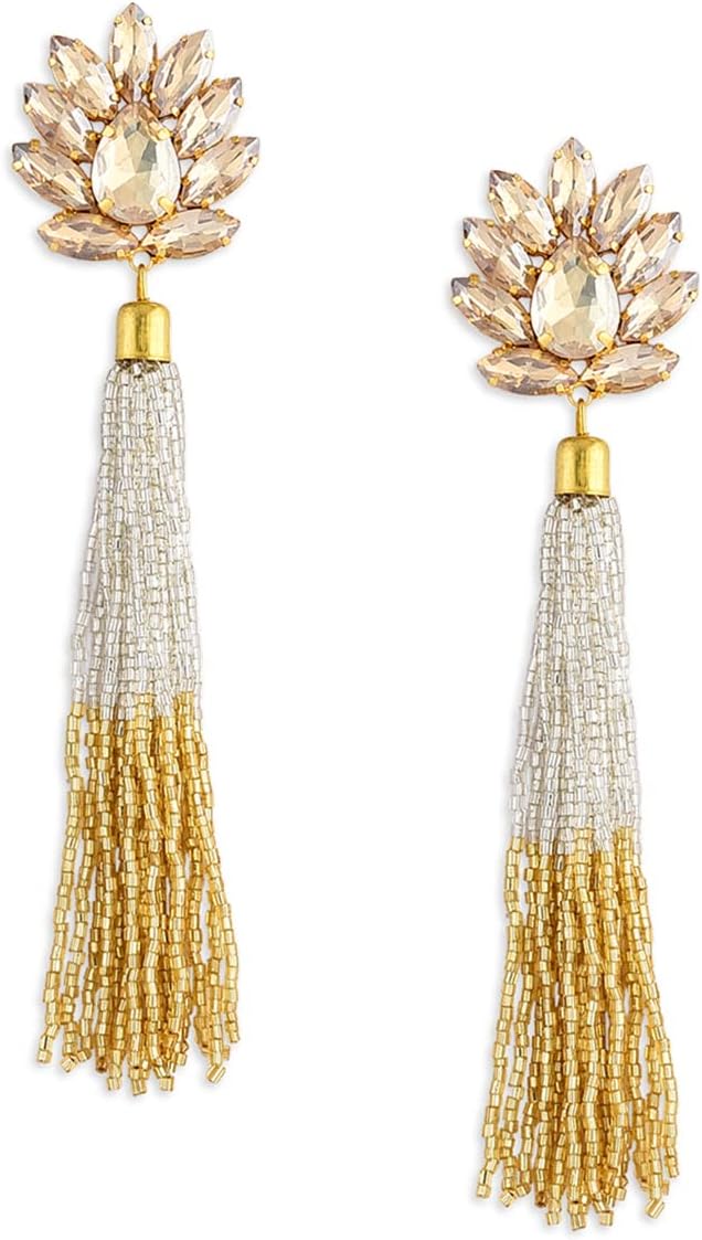 أقراط من زاڤيري بيرلز مزينة بالكريستال المتلألئ ومطليّة بمعدن ذهبي عيار ٢٢، مصممة للنساء اللواتي يحببن الإكسسوارات العصرية والأنيقة. تضيف هذه الأقراط لمسة فاخرة ولمعاناً لأي إطلالة – Safqqa Egypt