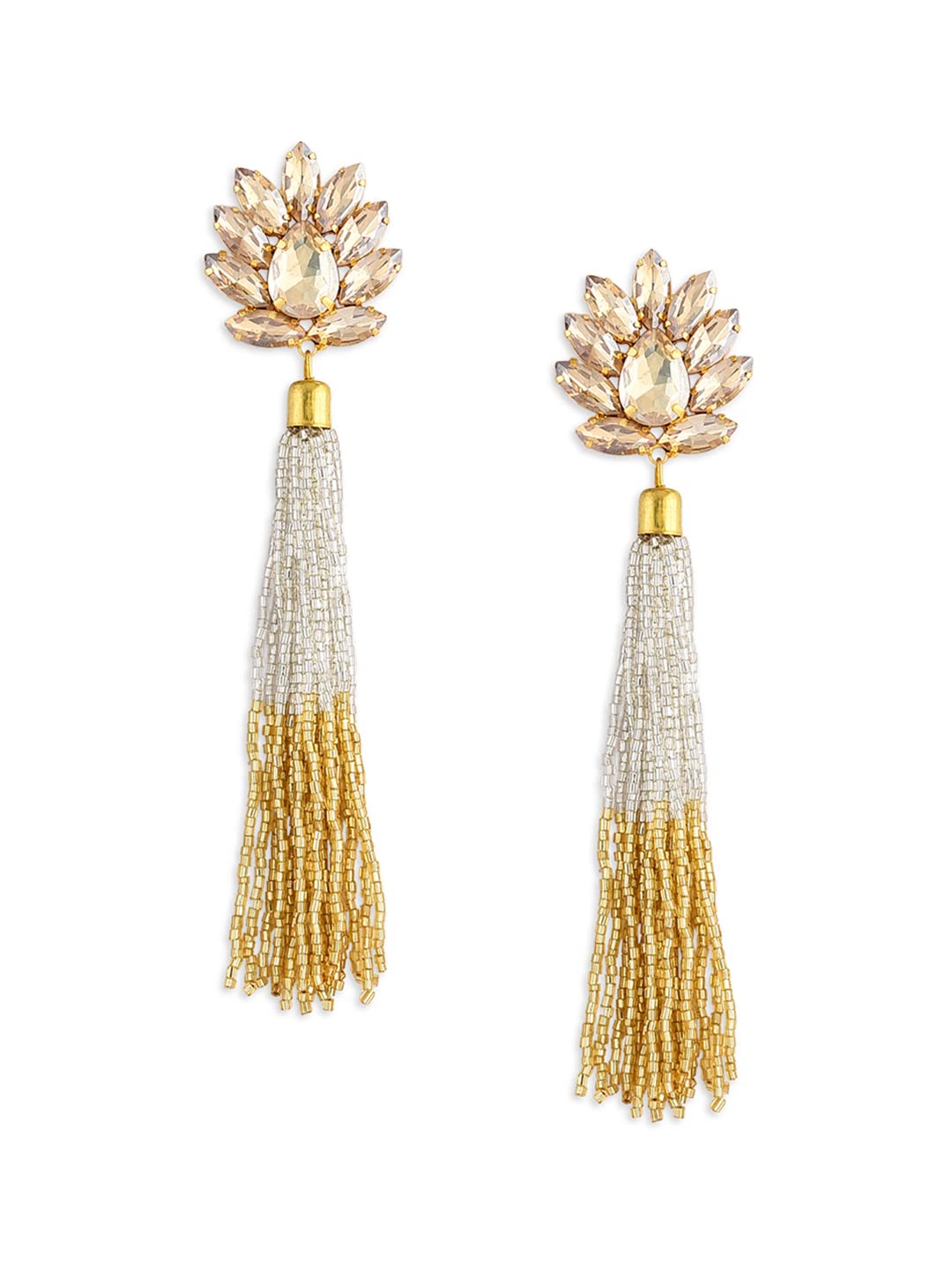 أقراط من زاڤيري بيرلز مزينة بالكريستال المتلألئ ومطليّة بمعدن ذهبي عيار ٢٢، مصممة للنساء اللواتي يحببن الإكسسوارات العصرية والأنيقة. تضيف هذه الأقراط لمسة فاخرة ولمعاناً لأي إطلالة