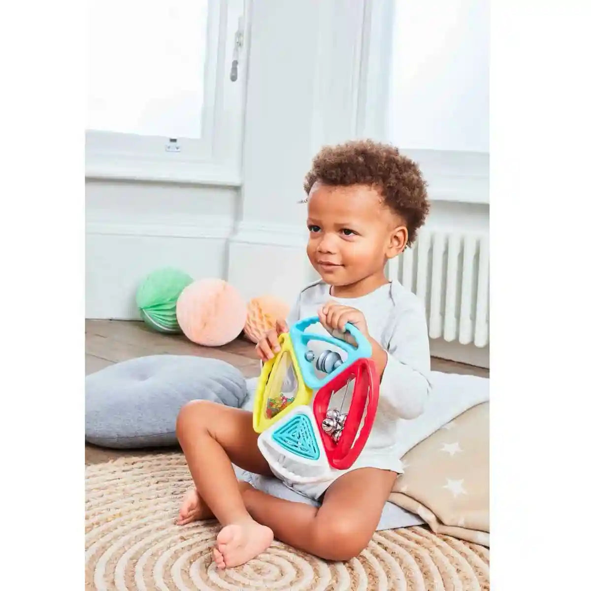 آلة الموسيقى للأطفال من إيرلي ليرنينج سنتر هي لعبة تعليمية ممتعة تهدف لتعريف الأطفال بعالم الموسيقى. تحتوي على أزرار ملونة ومفاتيح سهلة الضغط تنتج أصواتًا وألحانًا مبهجة