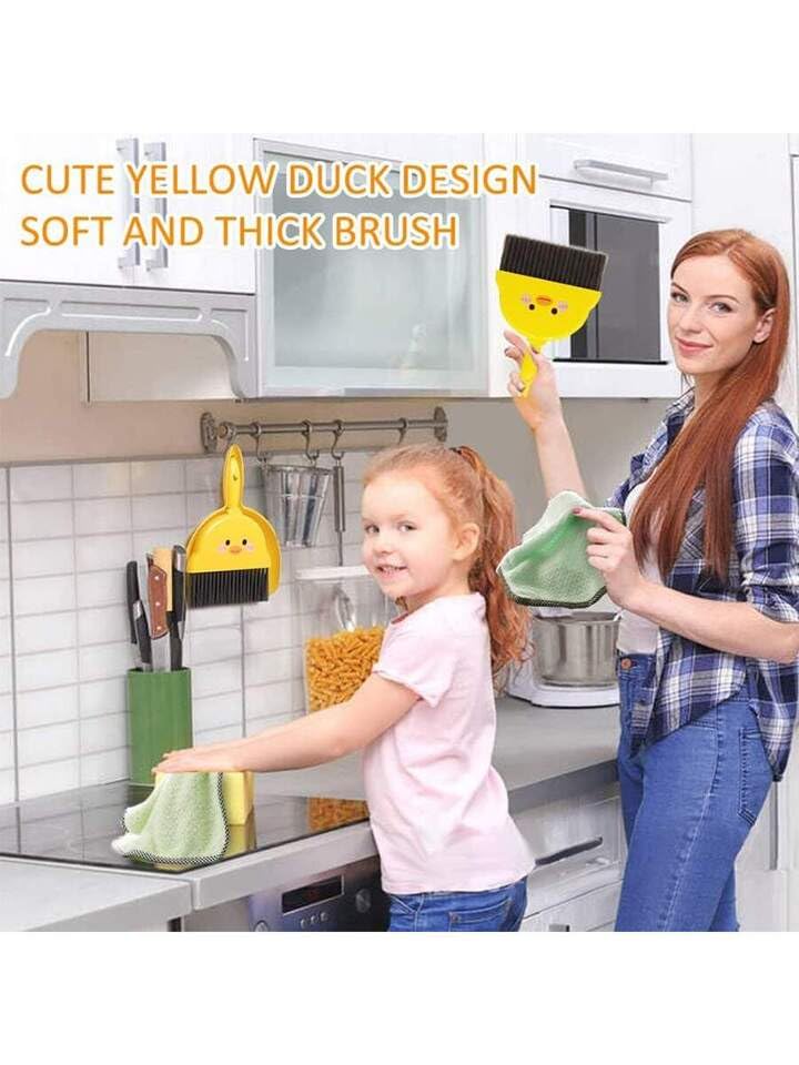 A duck-shaped shovel,• Fun duck-shaped design to make playtime engaging