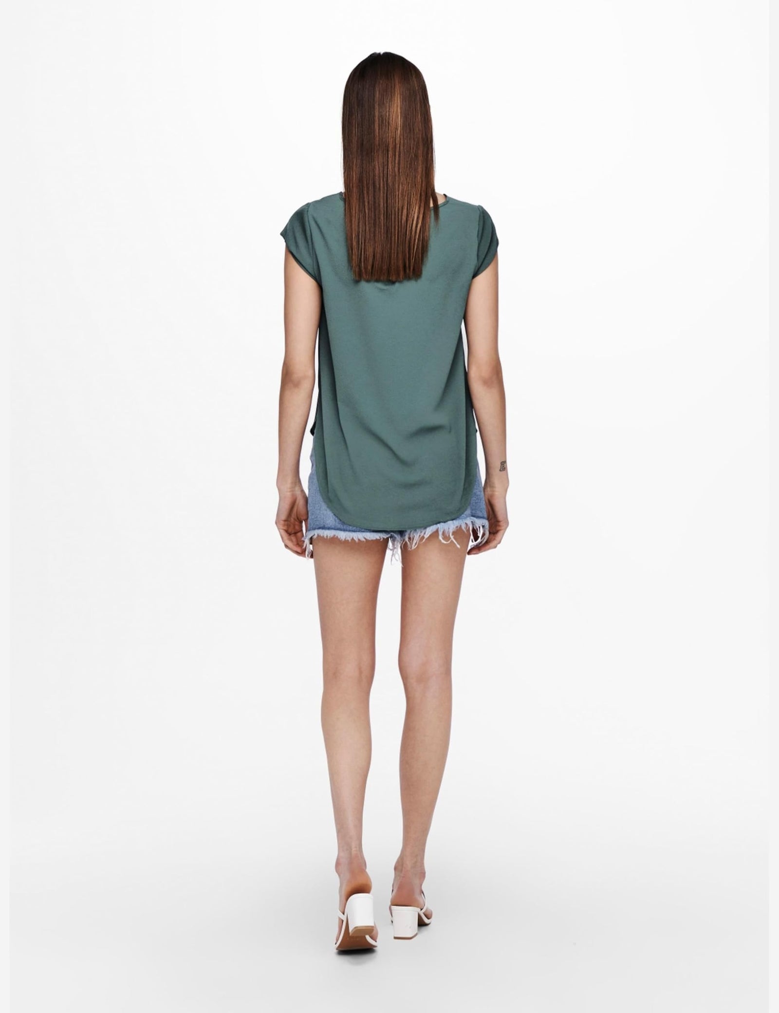 بلوزة من اونلى  للنساء هي بلوزة أنيقة ومتعددة الاستخدامات تُضيف لمسة عصرية لخزانة ملابسك اليومية. 