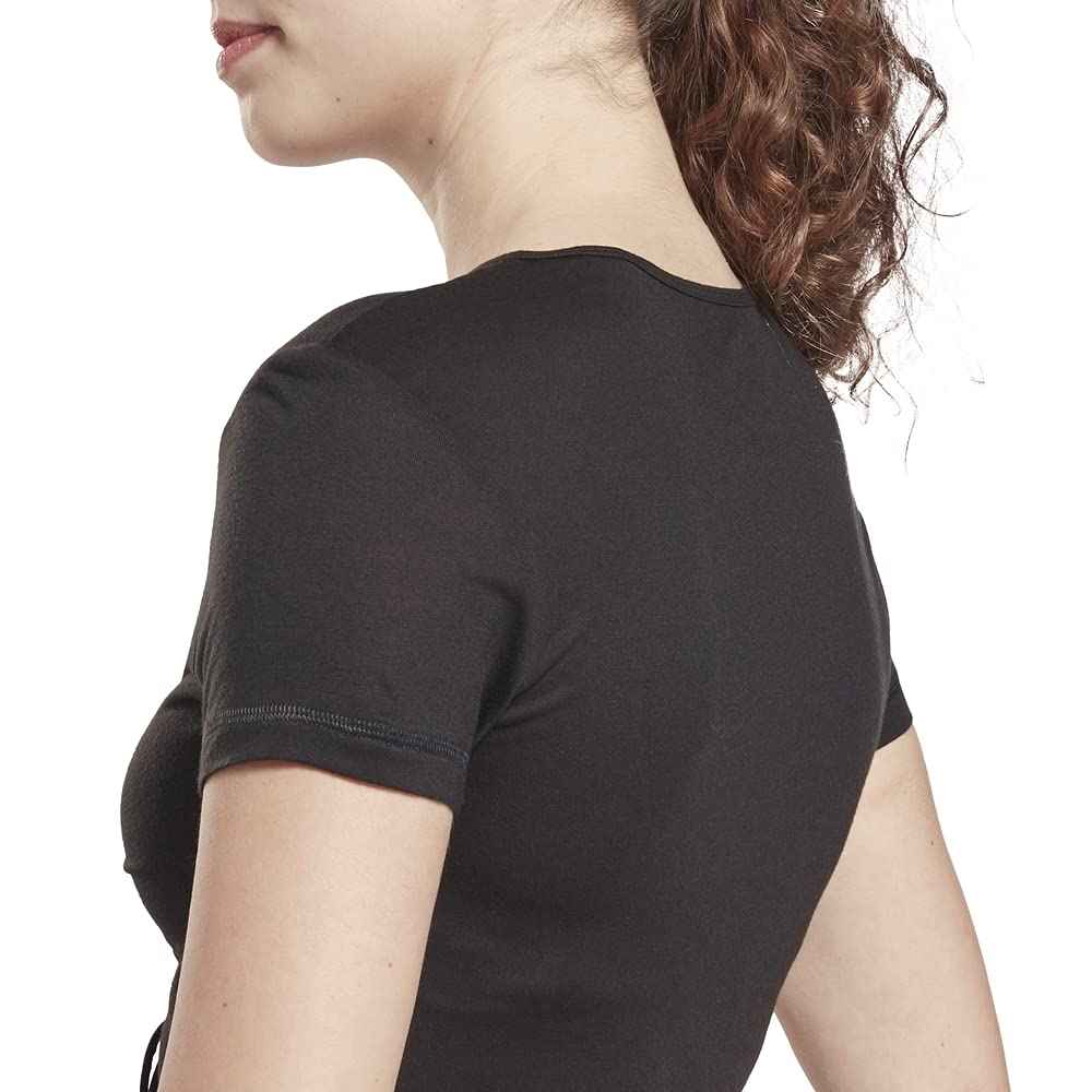 توب نسائي من ريبوك تجمع بين الراحة والأداء والتصميم الرياضي العصري. مصنوعة من خامات ناعمة وخفيفة تسمح بتنفس الجسم