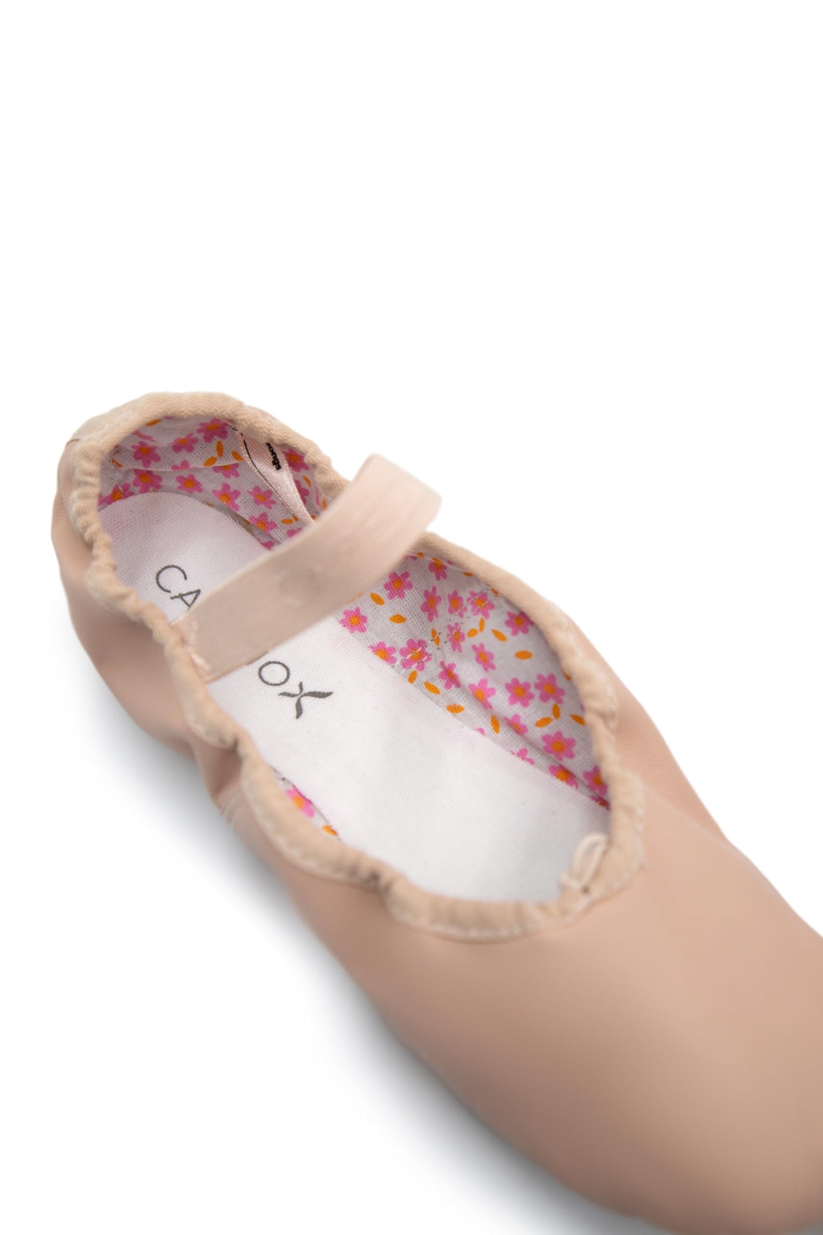 أحذية الباليه للسيدات من كابيزيو صُممت خصيصاً لتوفير الراحة والمرونة والأناقة لكل راقصة. مصنوعة من جلد ناعم عالي الجودة أو قماش متين يسمح بمرور الهواء، لتمنح القدم إحساساً طبيعياً بالحركة.