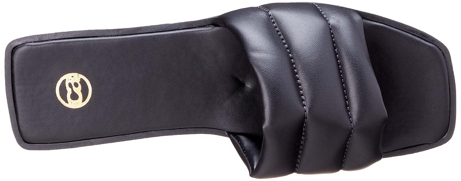 ليبرز Club Aldo للنساء باللون الأسود توفر مزيجًا من الأناقة والراحة للاستخدام اليومي. تتميز بنعل داخلي ناعم ومبطن