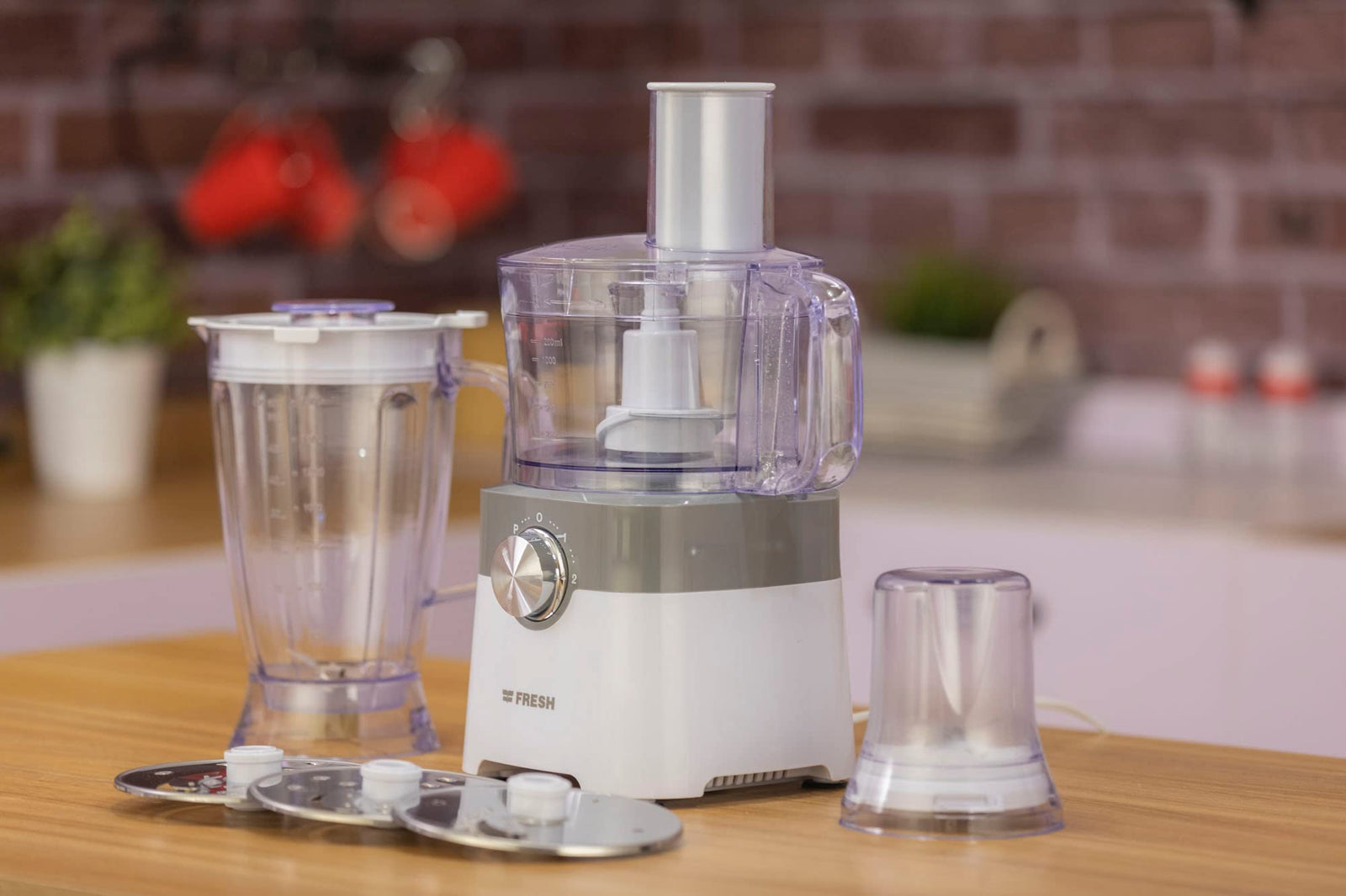 خلاط الطعام فريش FP402 7 في 1 بقوة 1000 واط. هذا الجهاز متعدد الاستخدامات يجمع بين عدة وظائف في تصميم واحد مدمج، مثل التقطيع، التقطيع إلى شرائح، البَشر، الخلط، العجن