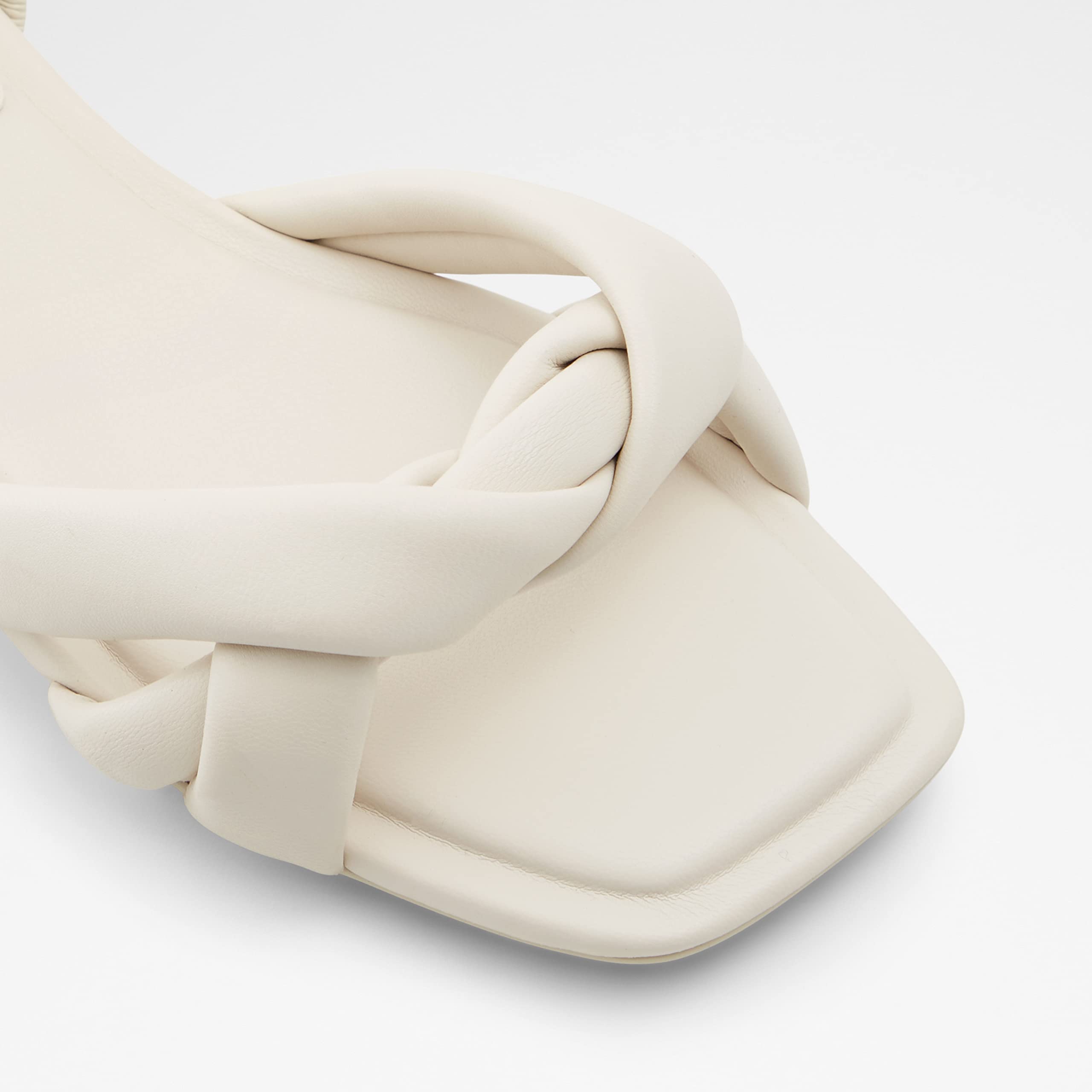 صندل نسائي ألدو هو خيار أنيق ومريح للارتداء اليومي أو المناسبات الخاصة. مصنوع من مواد عالية الجودة لتوفير المتانة والدعم والمظهر الراقي.