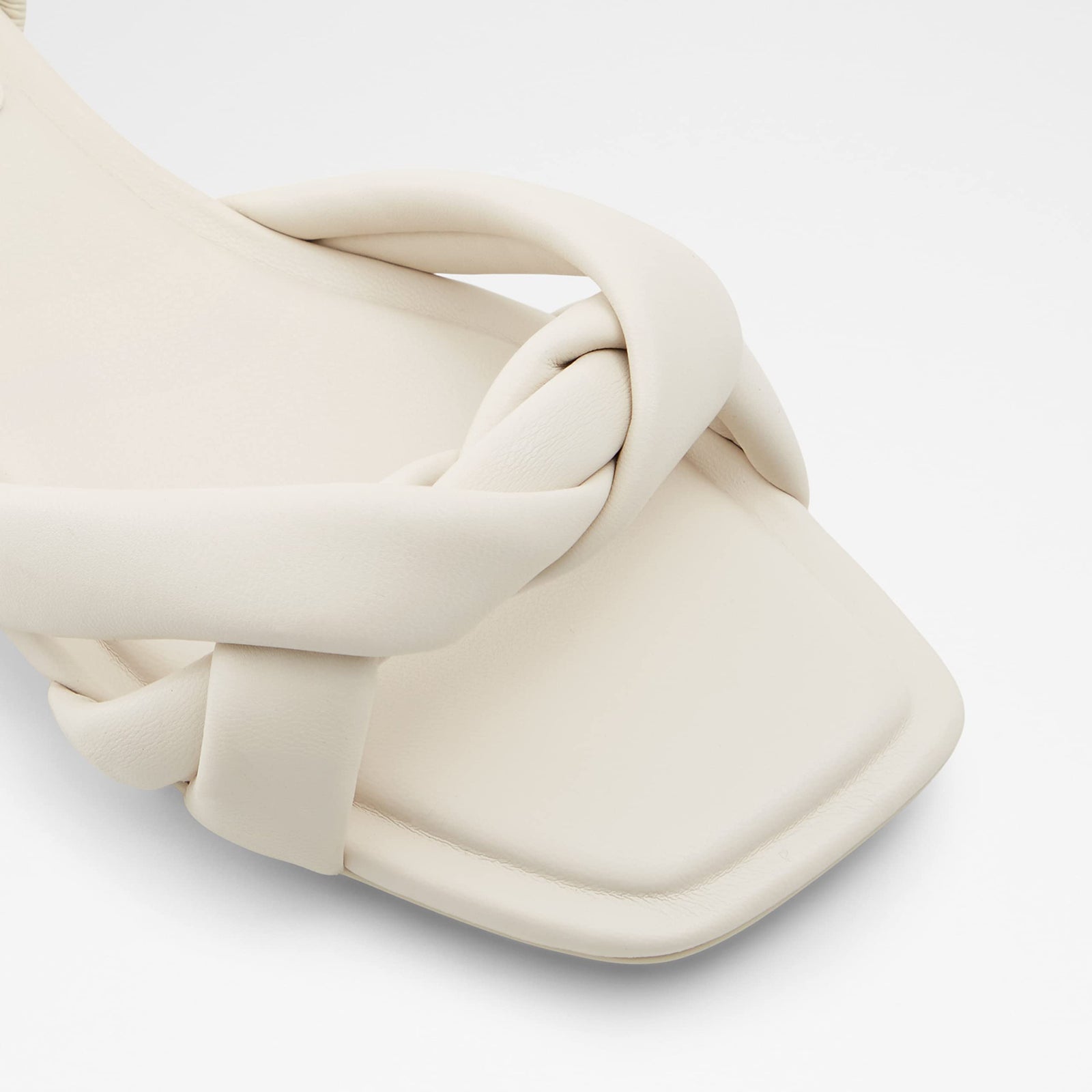 صندل نسائي ألدو هو خيار أنيق ومريح للارتداء اليومي أو المناسبات الخاصة. مصنوع من مواد عالية الجودة لتوفير المتانة والدعم والمظهر الراقي.