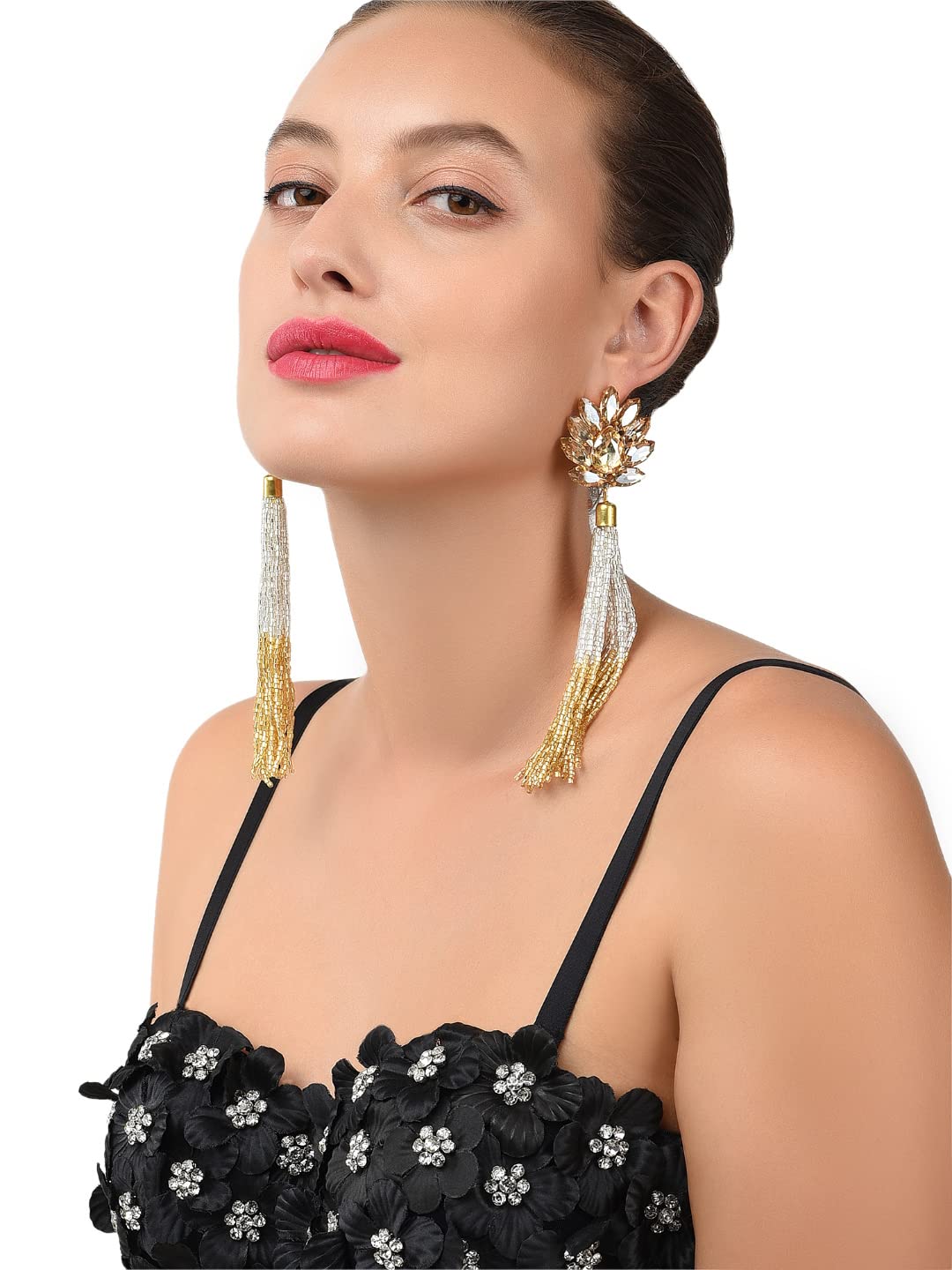 أقراط من زاڤيري بيرلز مزينة بالكريستال المتلألئ ومطليّة بمعدن ذهبي عيار ٢٢، مصممة للنساء اللواتي يحببن الإكسسوارات العصرية والأنيقة. تضيف هذه الأقراط لمسة فاخرة ولمعاناً لأي إطلالة